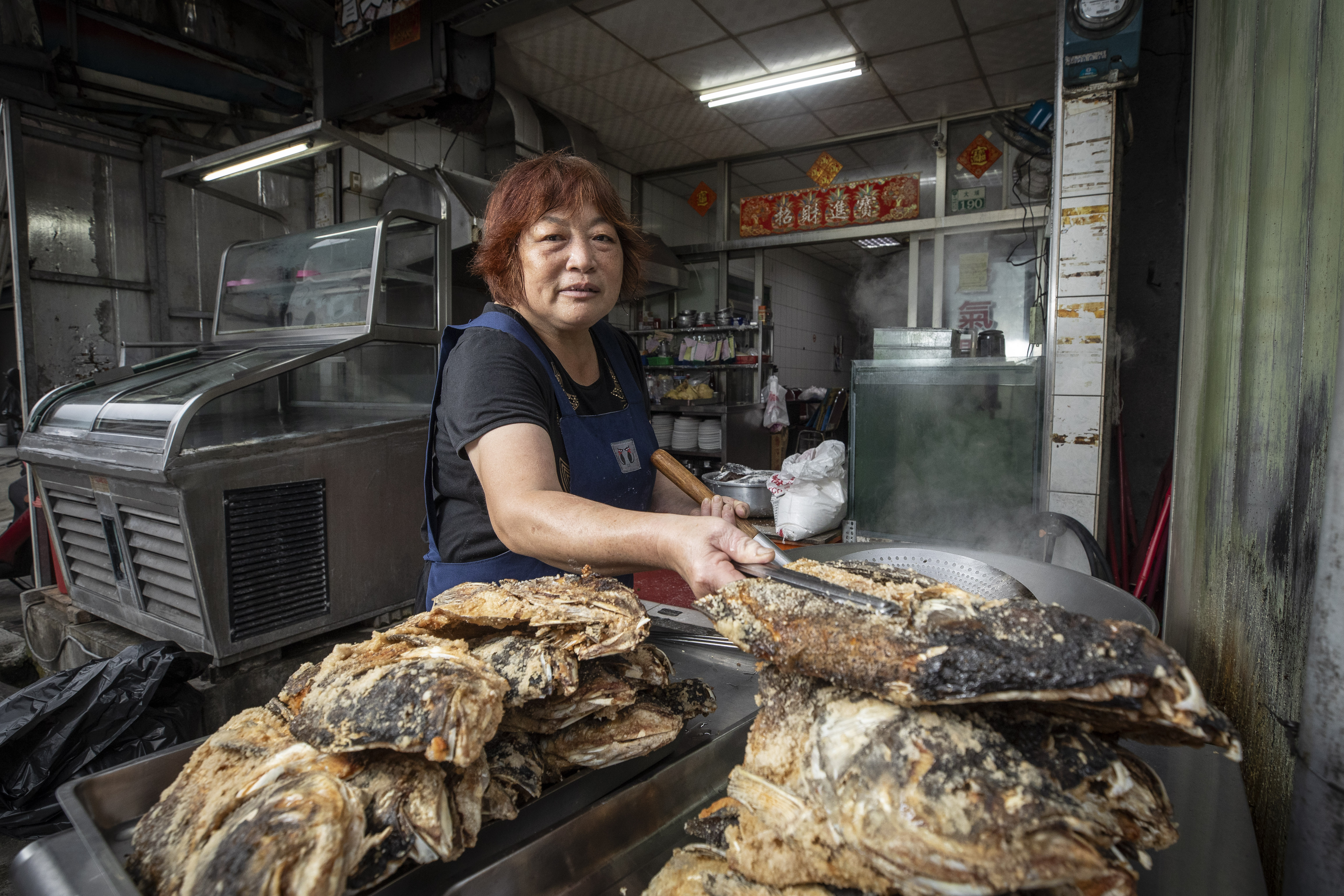 佳香餐飲部以大臉盆砂鍋魚頭闖出名號，開業近30年，老闆娘江明苓仍站第一線發號施令。