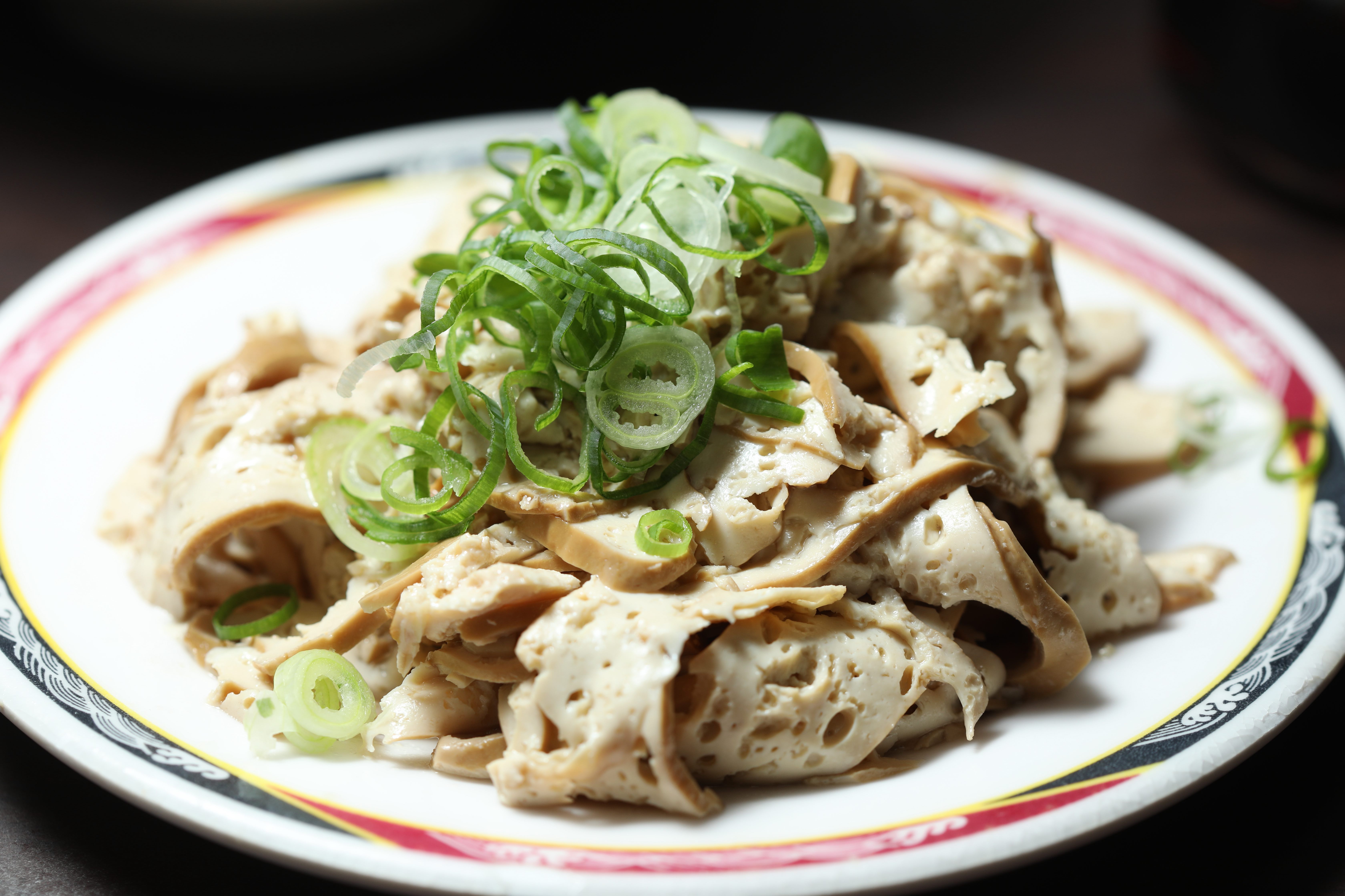 「現切豆干」切得超級薄，最後淋上香油與滿滿蔥花。（40元／份）
