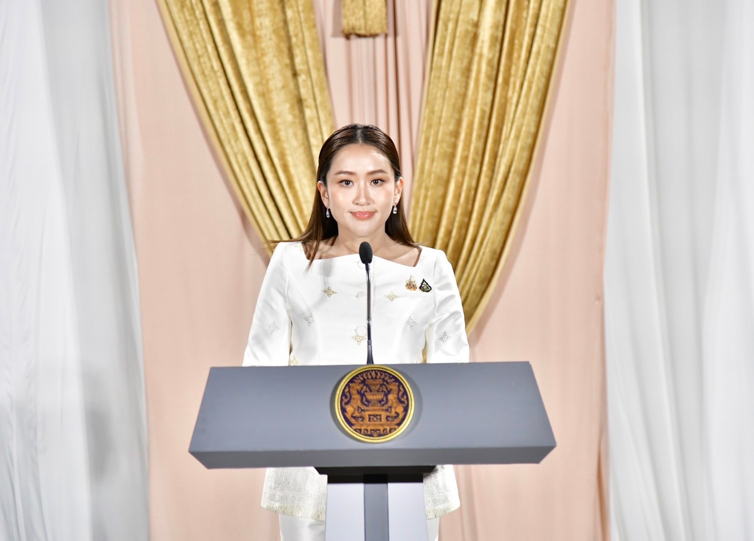 泰國前總理貝東塔裁定暫停職務，光速以文化部長的身份重返內閣。（翻攝自X@prdthailand）