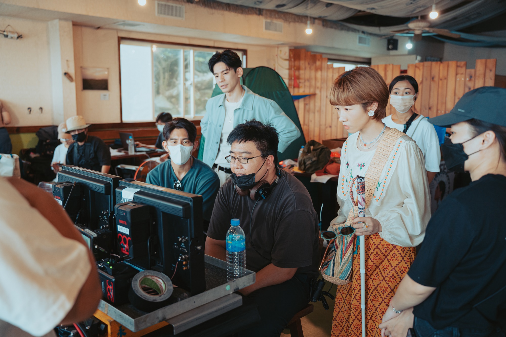 演員身兼製作人的修杰楷（前排左一），參與《此時此刻》不同單元幕後工作，如吳宗叡（前排右三）執導，Lulu（前排右二）、林柏宏（後排左一）主演的〈你的顏色〉。（Netflix提供）