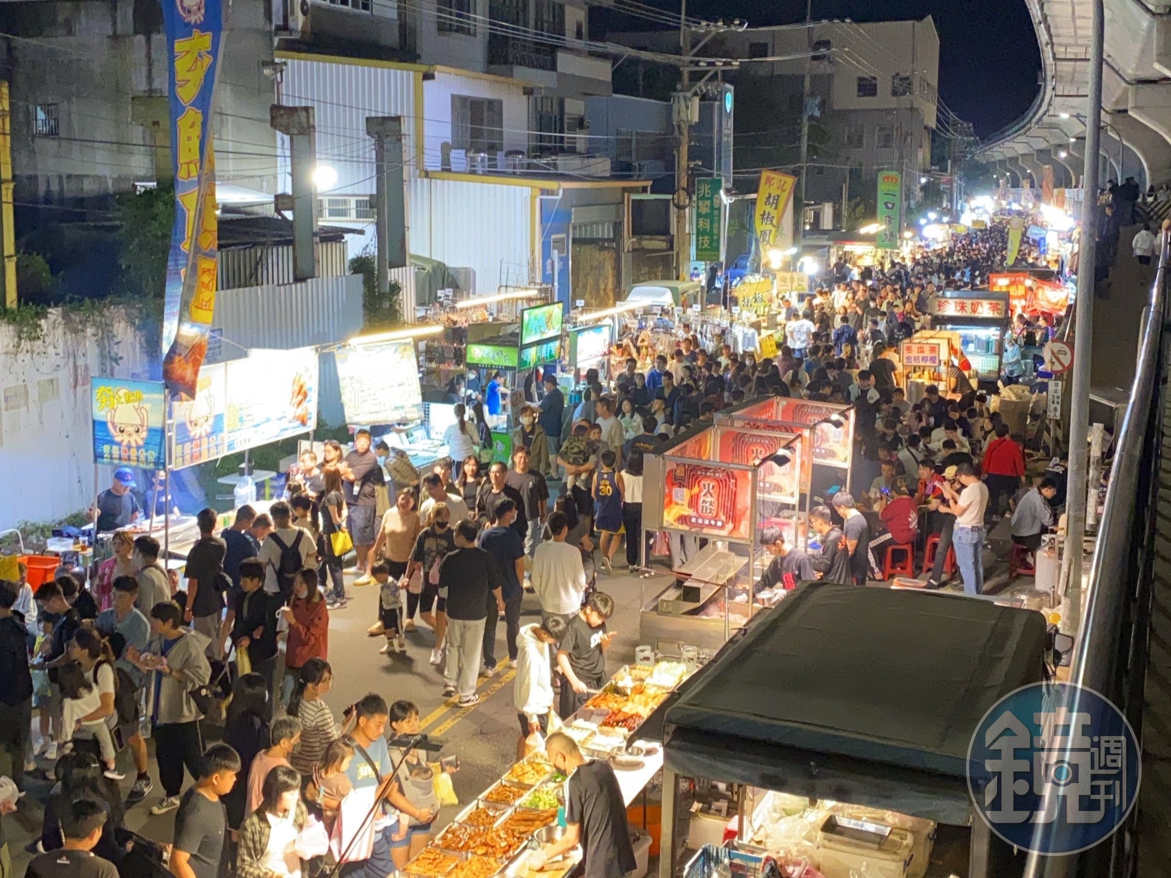 竹東夜市位於新竹縣竹東鎮沿河街,僅每週六晚上封街營業。
