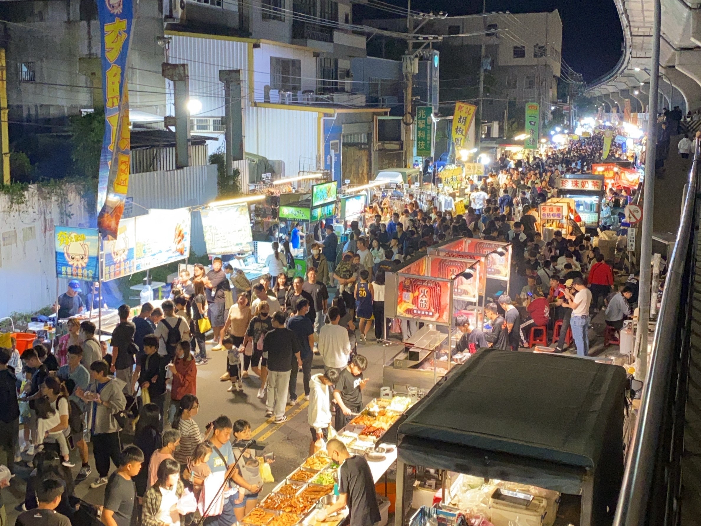 竹東夜市位於新竹縣竹東鎮沿河街，僅每週六晚上封街營業。