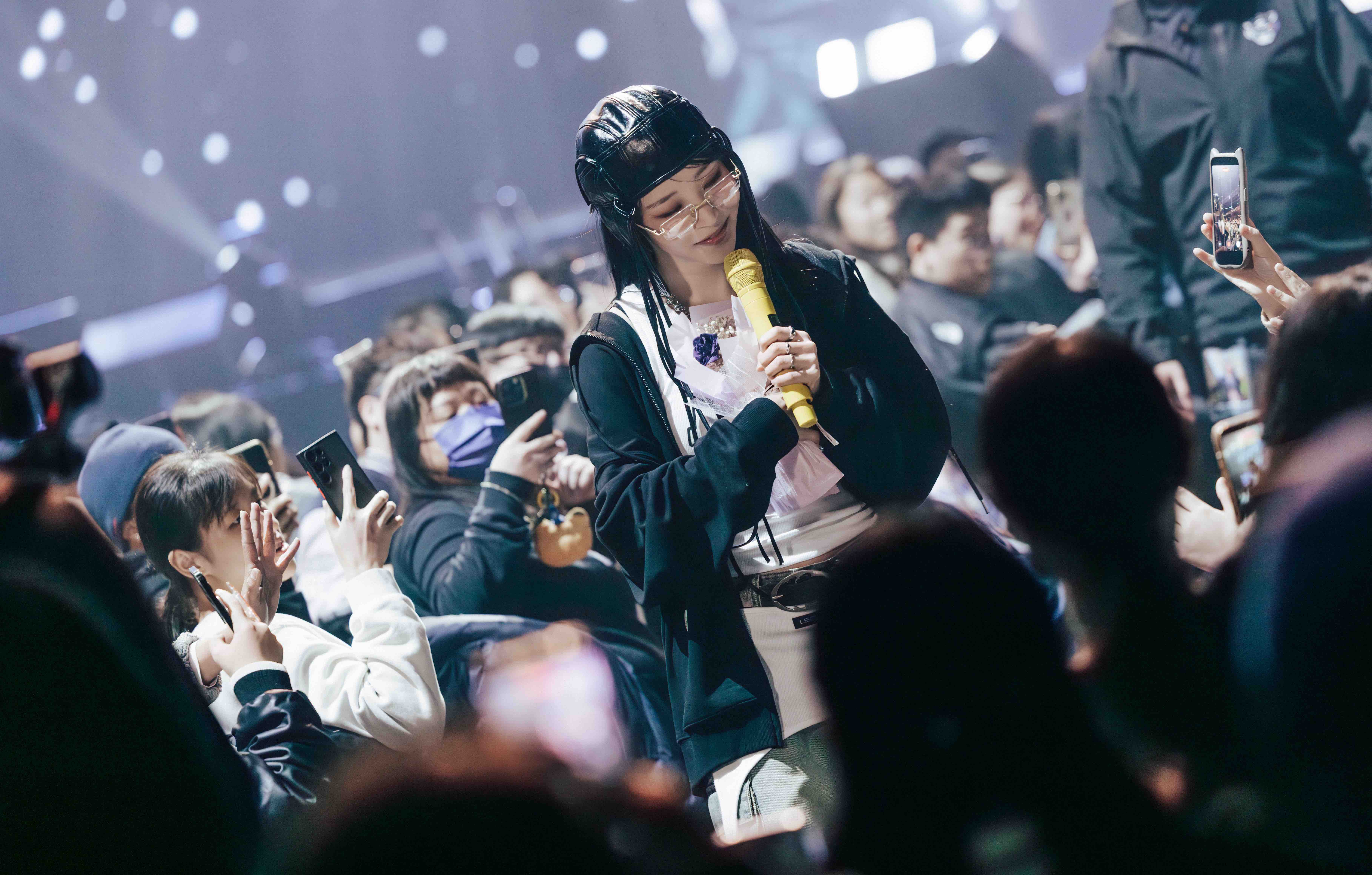 MAMAMOO 成員玟星寵粉到不行，繞場近距離互動。（KKLIVE提供）