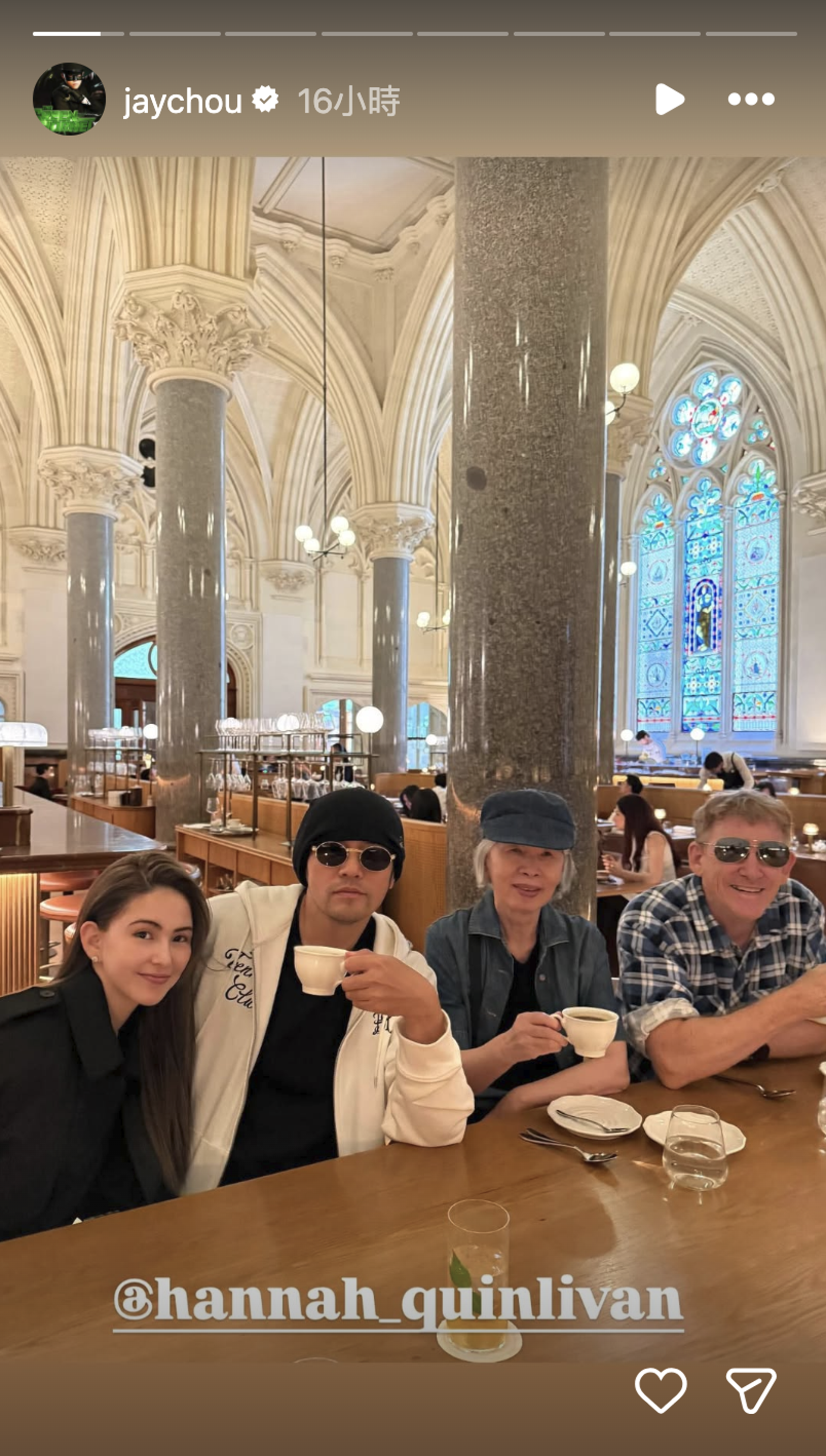 周媽媽、昆凌爸爸與孩子們同聚。（翻攝周杰倫IG）