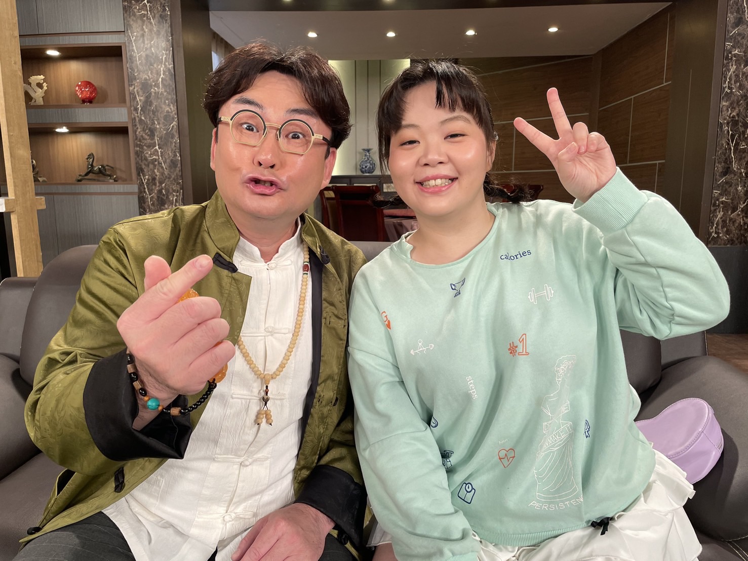 宮美樂《好運來》飾演洪毛的女兒，被零食餵食太幸福。（民視提供）