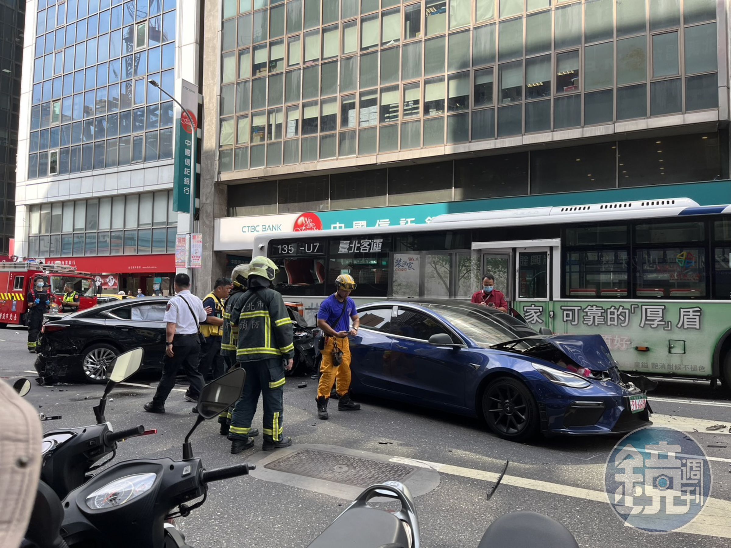 肇事車輛疑為左方黑色轎車，當時他飆速闖紅燈釀禍。