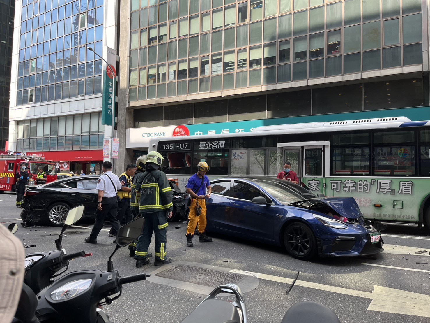 北市重慶南路連環車禍，傳至少8傷。