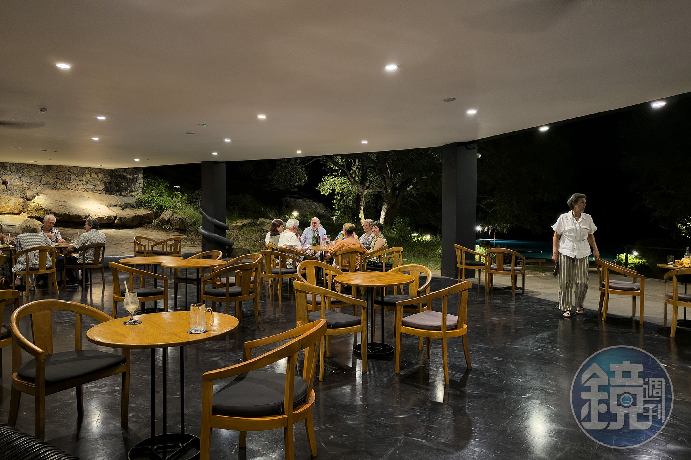 許多住客會到飯店一樓公共空間小酌，感受猶如置身在森林裡的夜晚。