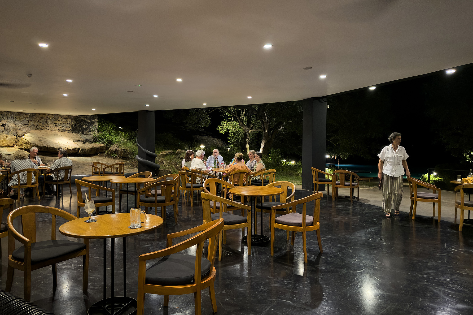 許多住客會到飯店一樓公共空間小酌,感受猶如置身在森林裡的夜晚。