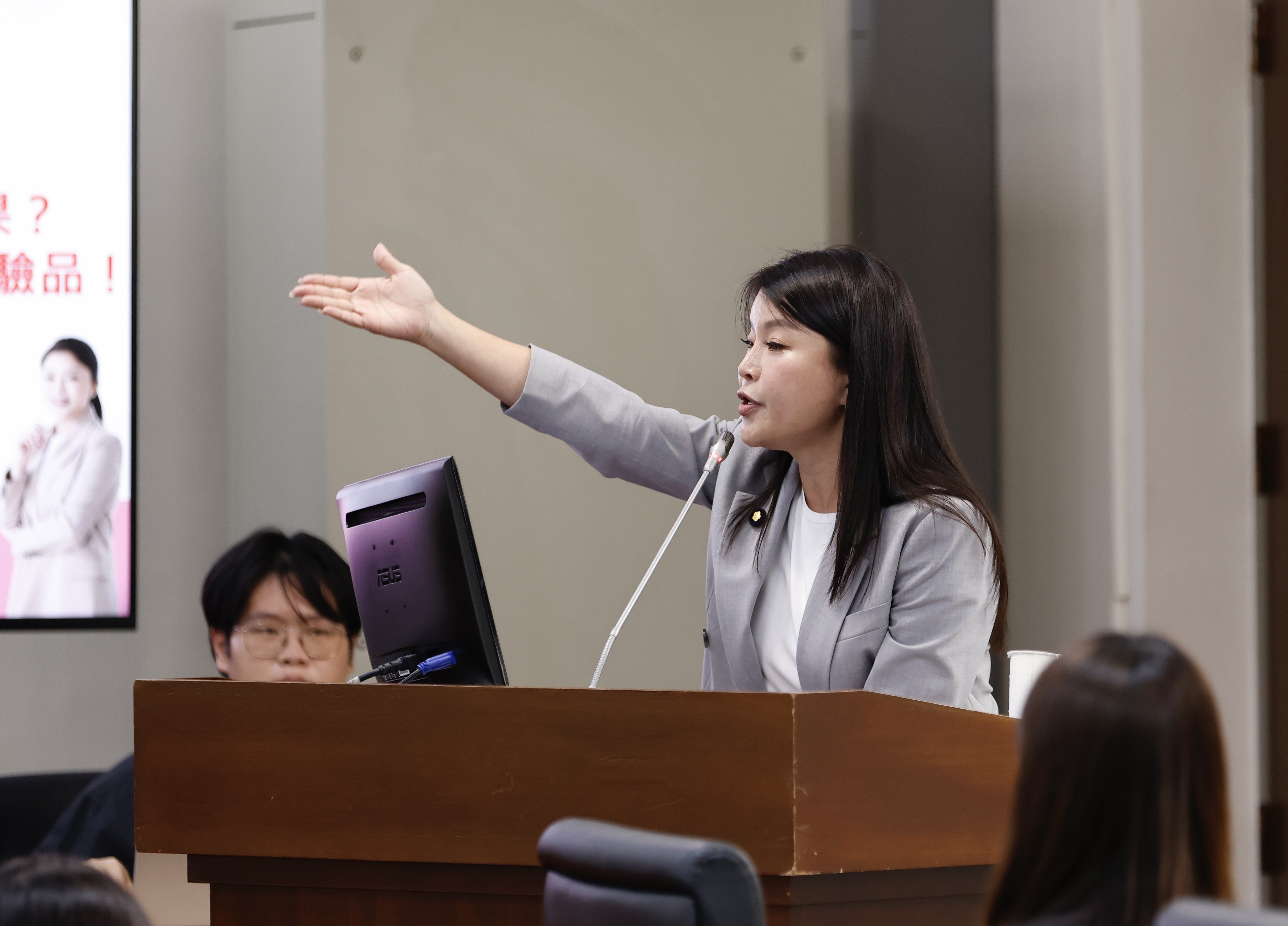 國民黨立委張嘉郡認為「班班喝鮮乳」政策執行成果不理想。