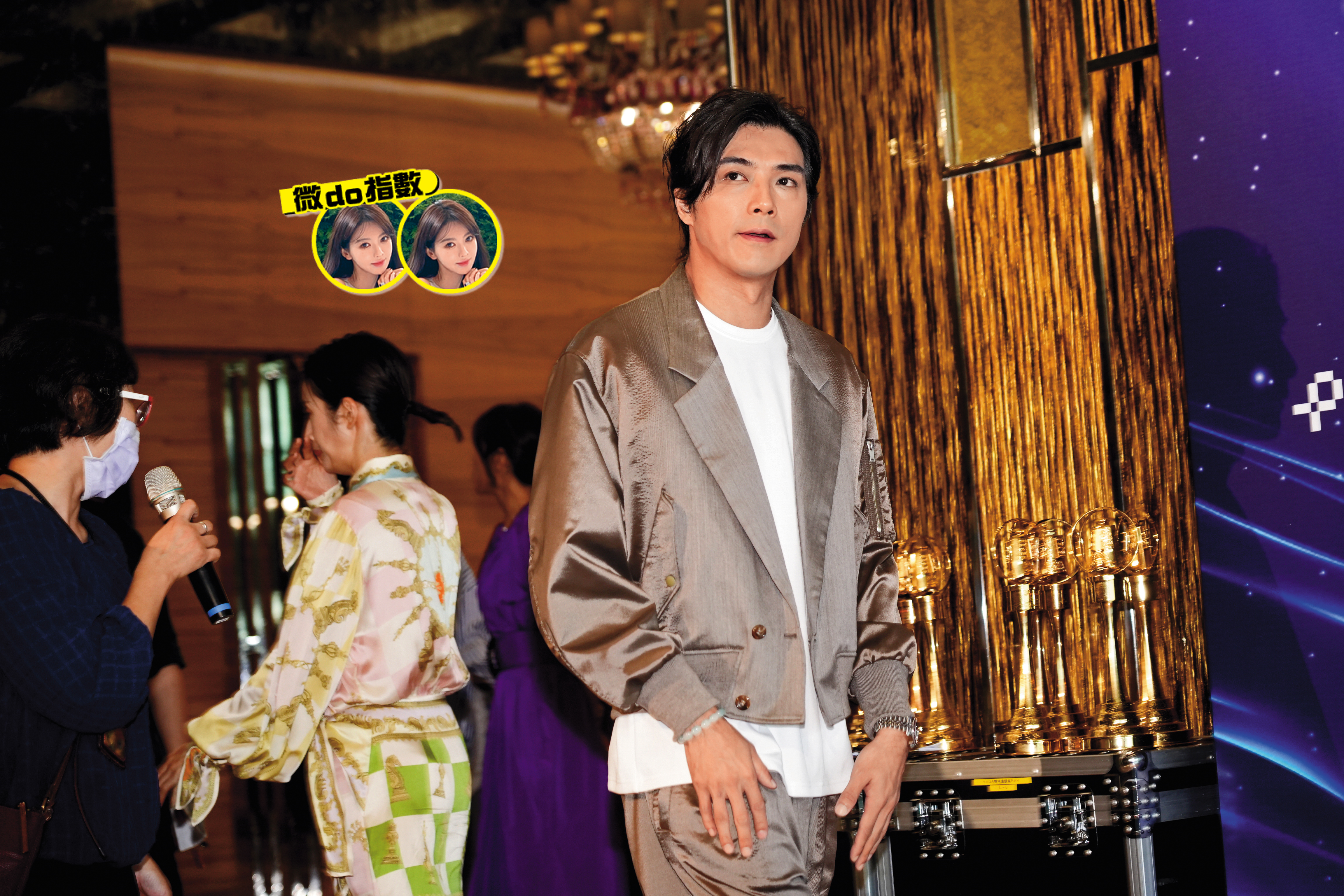 林依晨（左）與賀軍翔（右）擦身而過，她的捏鼻動作是有在偷臭誰嗎？