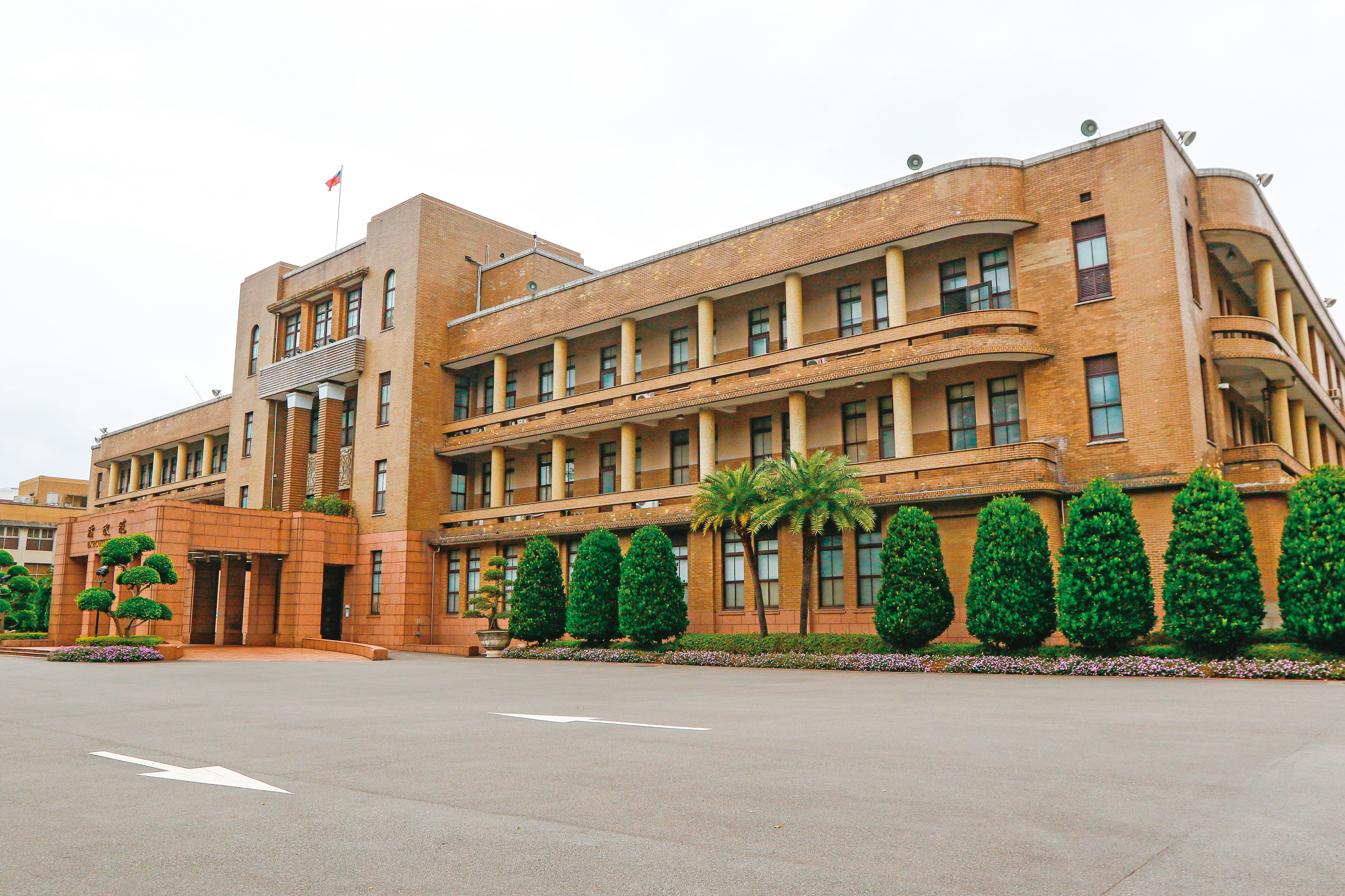 徐益梁與陳姓諮議常假日到行政院辦公室待一下午。