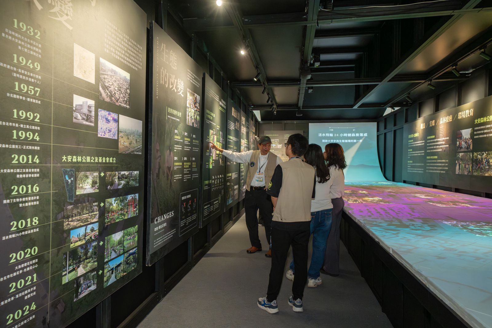 現場將2024年曾展出的《變與不變的流動—台北城市景觀美學展》搬進本次永續展中。(圖／全聯提供)
