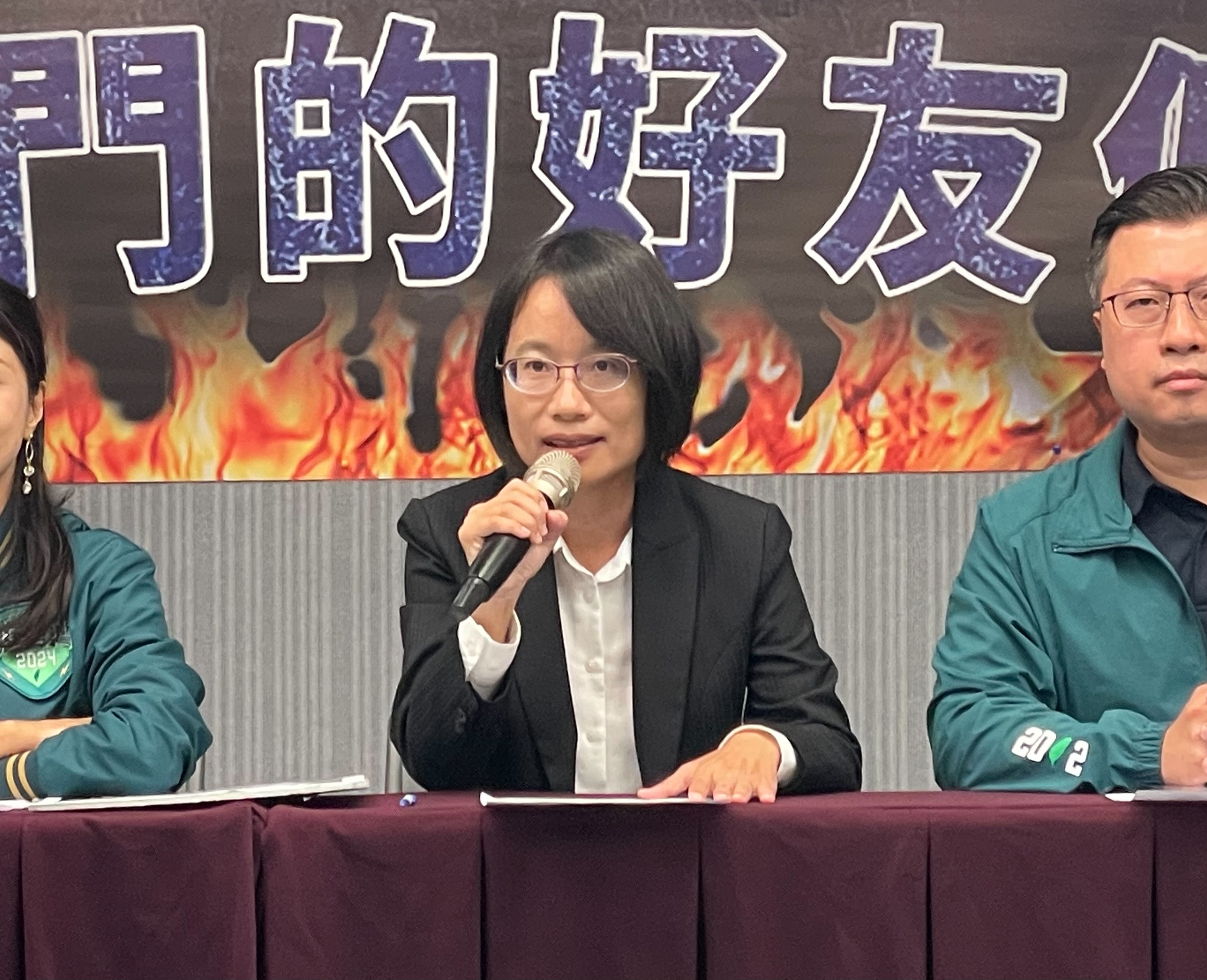 吳音寧表示Lin bay好油的背後主使者仍毫髮無傷。(民進黨提供)