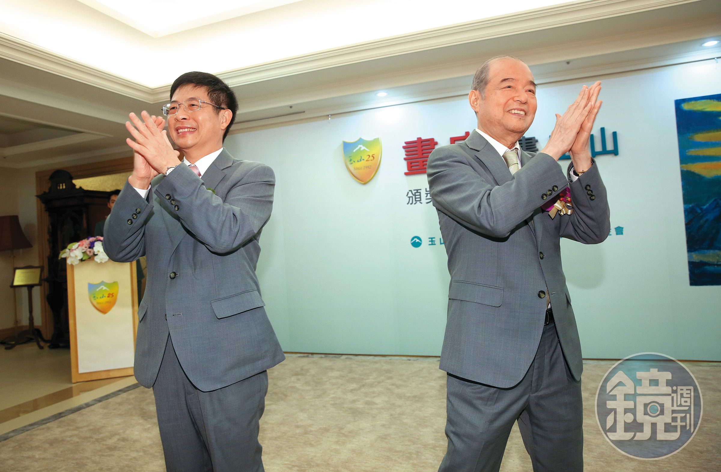 黃男州(左)從黃永仁(右)手中接棒,成為金控業最年輕的董事長。