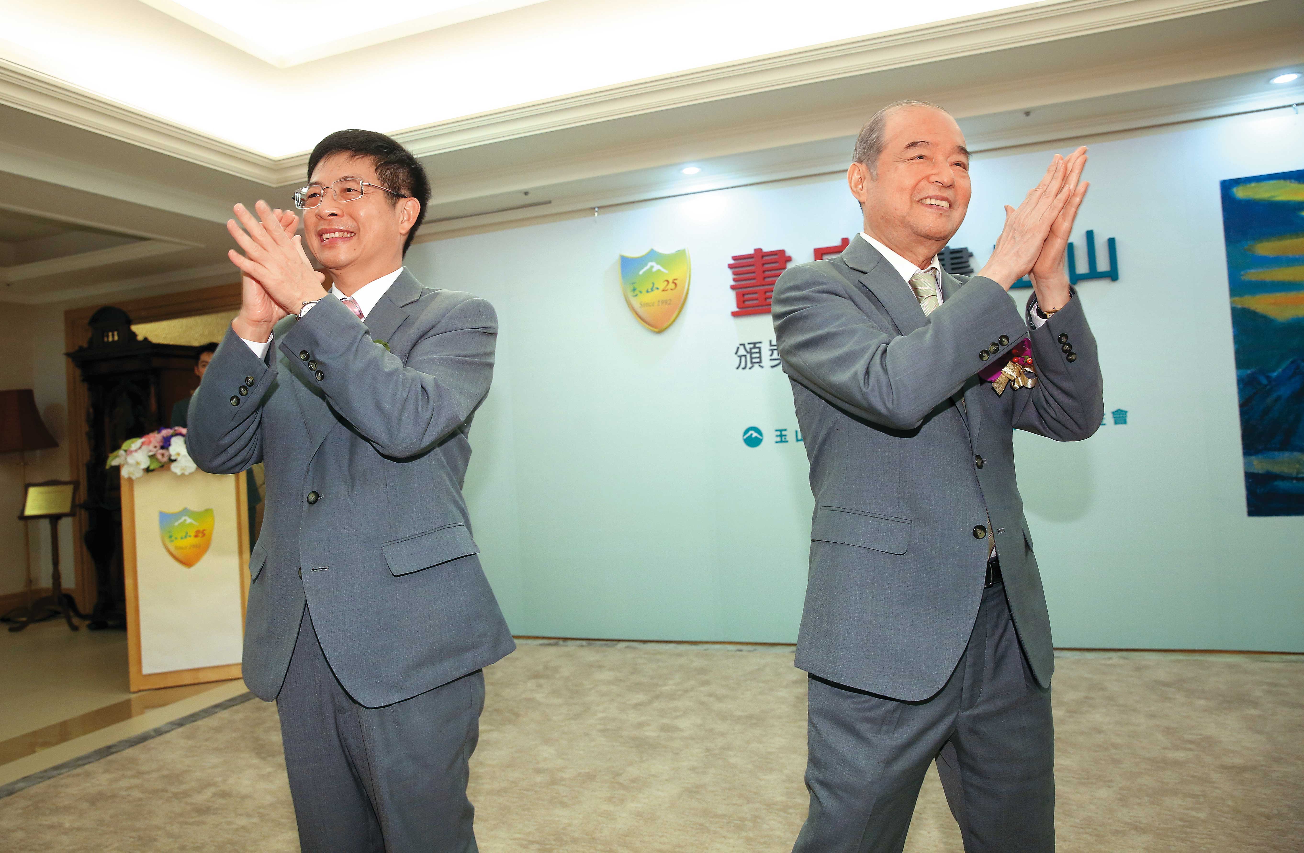 黃男州(左)從黃永仁(右)手中接棒,成為金控業最年輕的董事長。