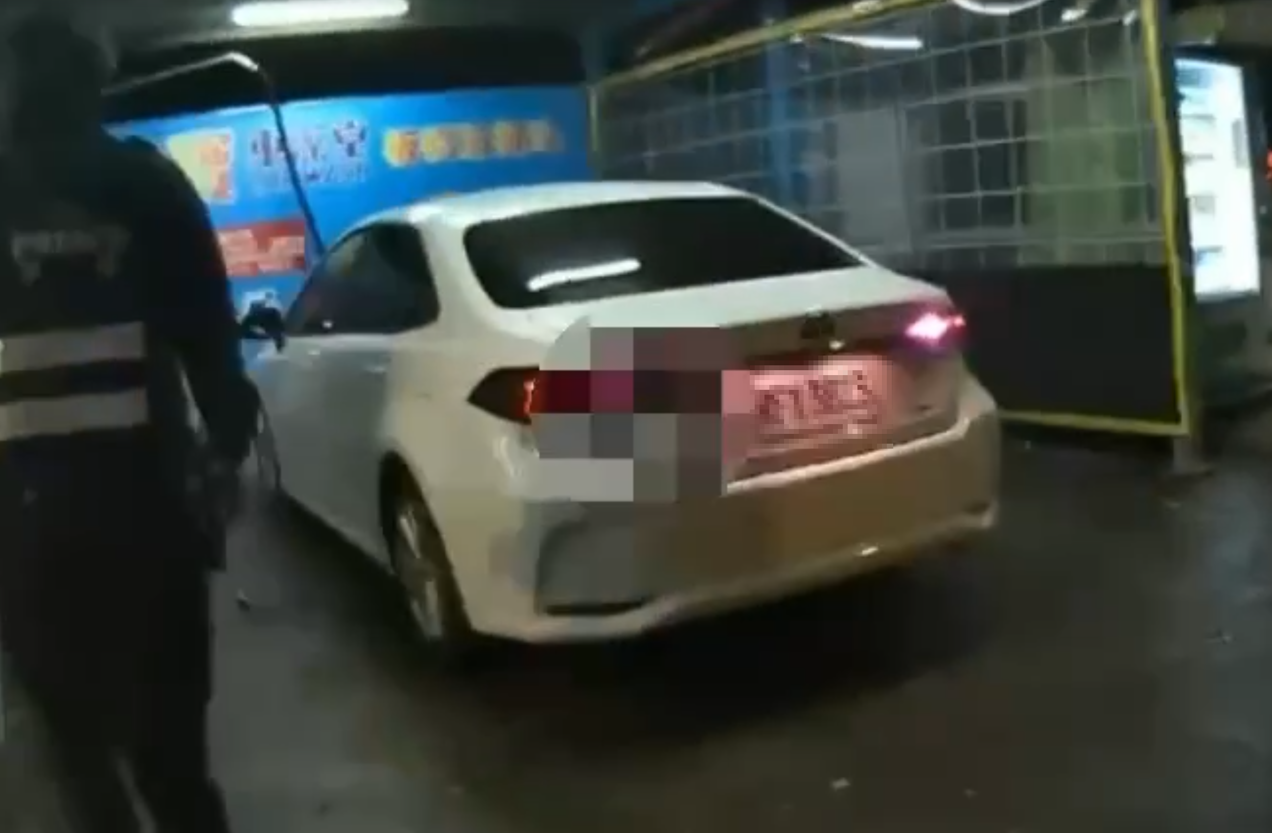 板橋警方發現轄區內洗車場有車輛停放卻未見洗車，上前盤查逮獲2名毒蟲。（翻攝畫面）