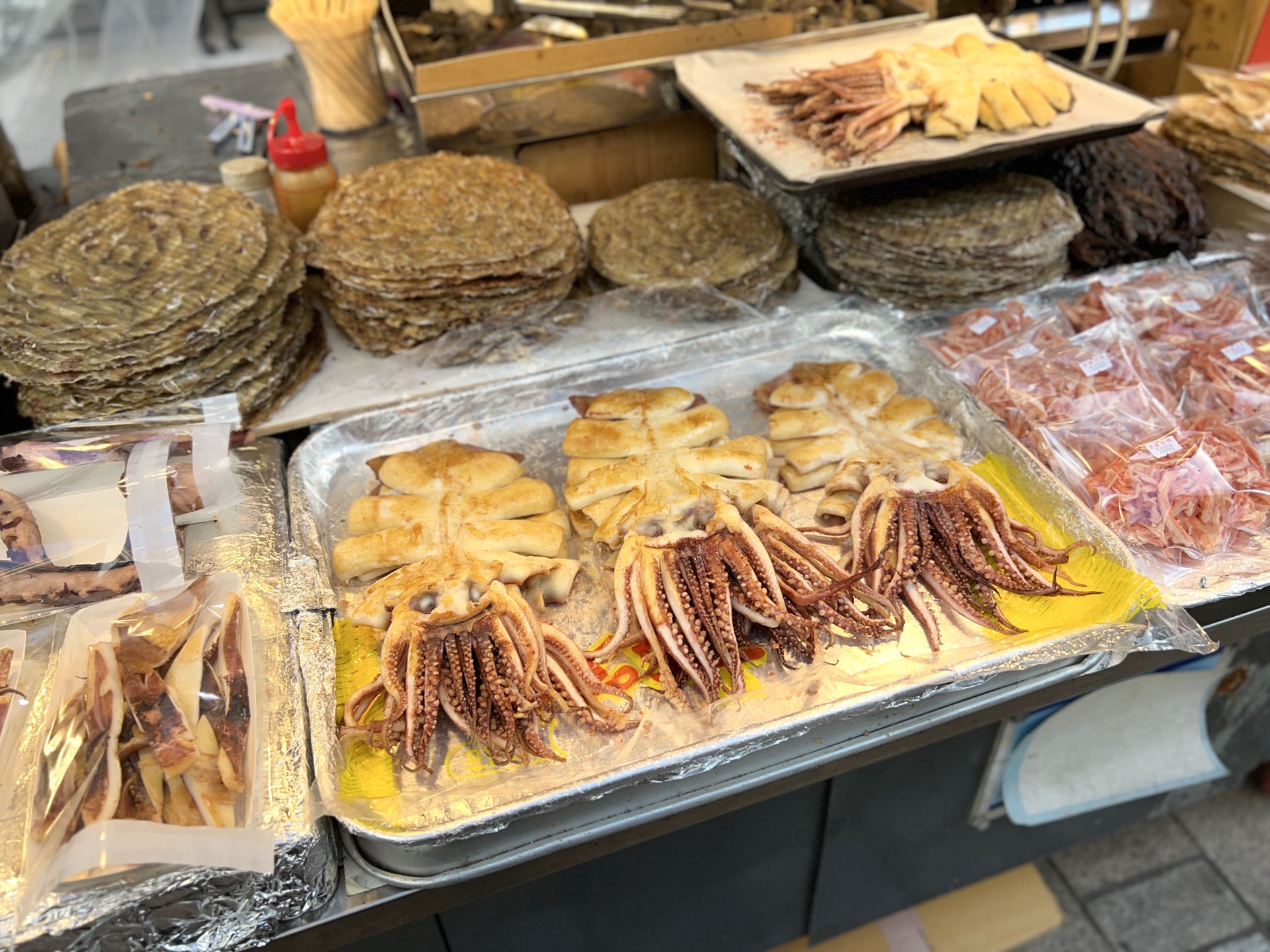 一名部落客提醒遊客如果去逛明洞，建議不要嘗試當地街頭路邊攤．避免踩雷又被坑錢。（示意圖，photoAC）

