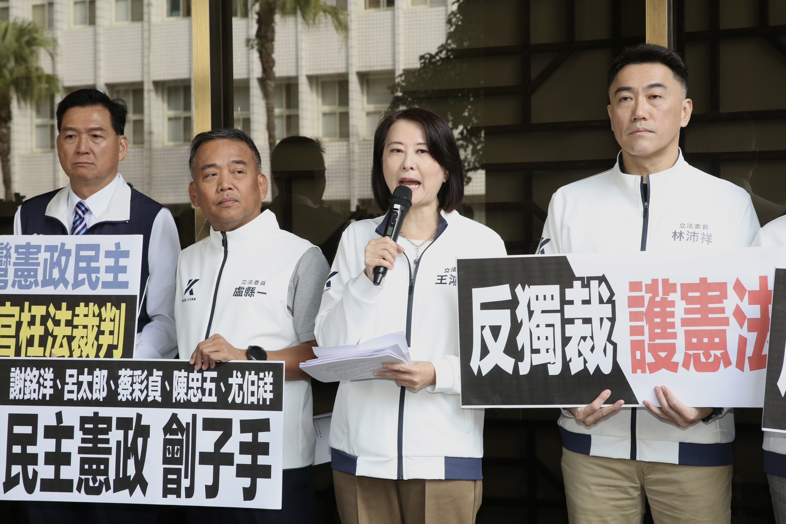 國民黨團今赴北檢按鈴告發恢復憲法法庭的5名大法官濫權瀆職。(鏡報董孟航)