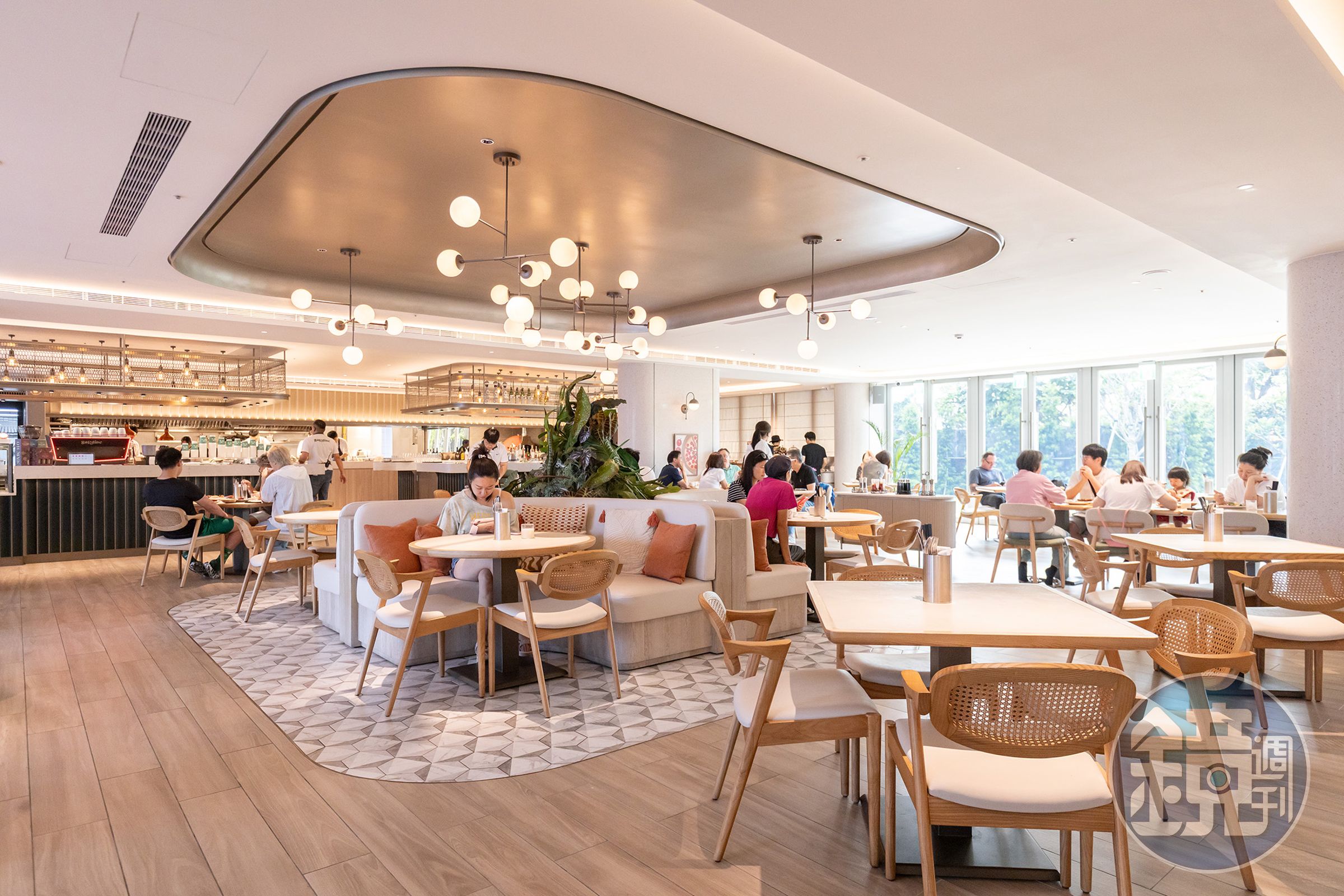 「沙丁嶼餐酒館」以溫潤燈光與木質家具,營造出融合南國度假與歐陸餐酒館風格的放鬆氛圍。