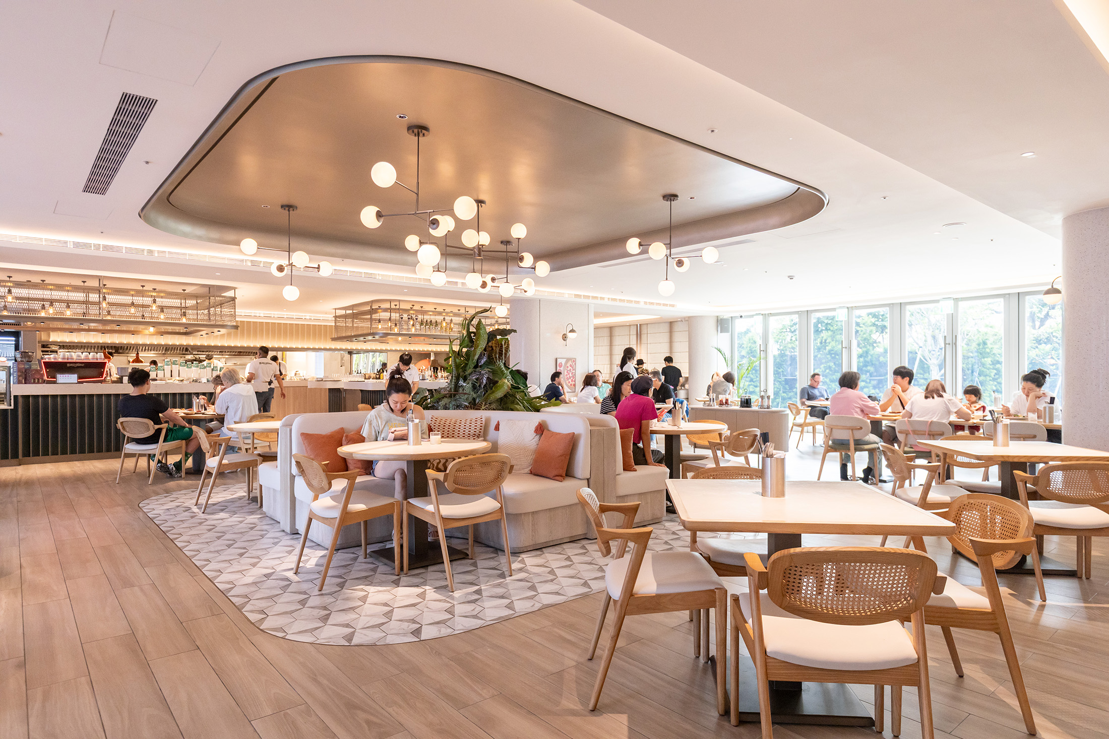 「沙丁嶼餐酒館」以溫潤燈光與木質家具，營造出融合南國度假與歐陸餐酒館風格的放鬆氛圍。