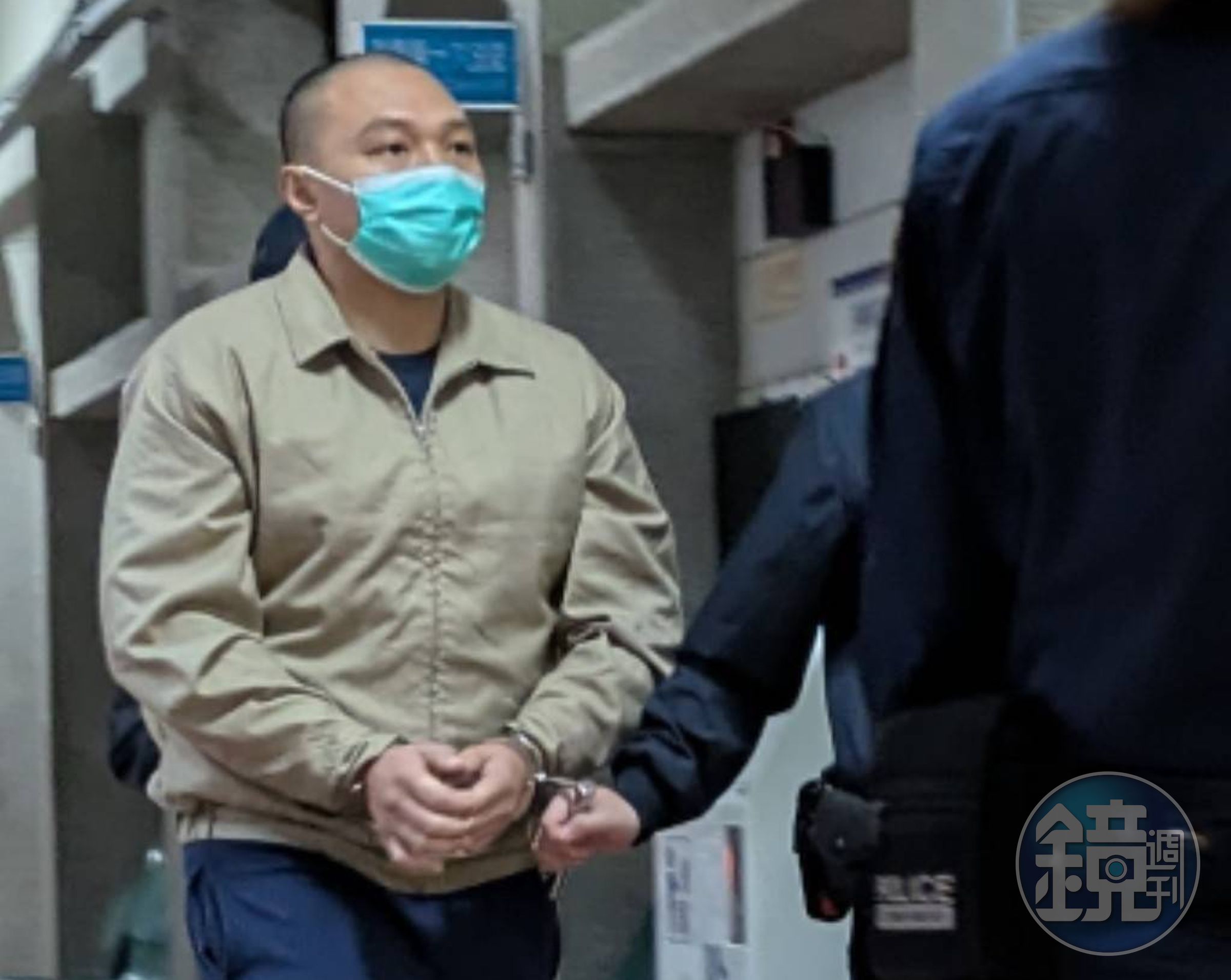 陳姓男子去年10月喝完毒咖啡20包後，持槍闖入一間游泳池學校，拉滑套、瞄準1教練2童扣扳機，所幸跌入池中，未傷害到人。