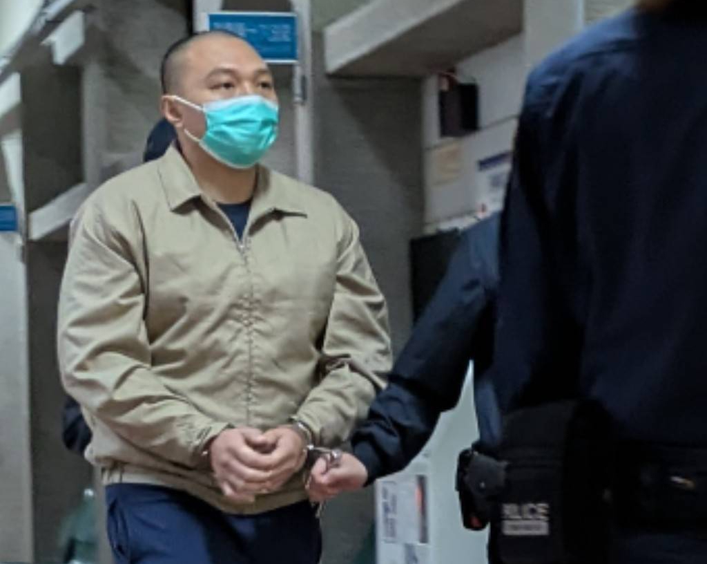 陳男持搶闖游泳池瞄準2童拉滑套、扣扳機，所幸未擊發。