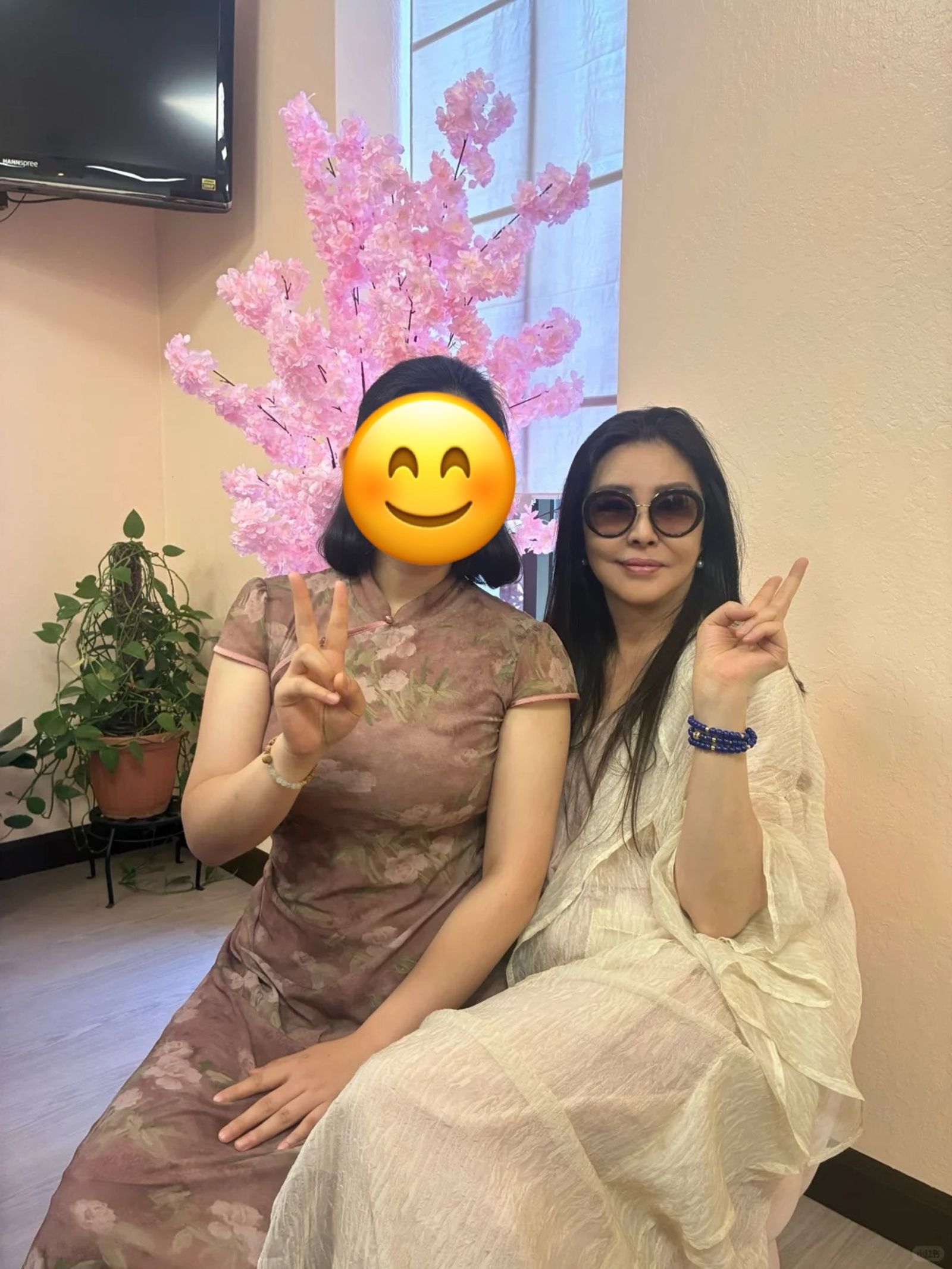 有網友赴美國矽谷參加王祖賢艾灸館開幕活動，並曬出與她的合照。（翻攝小紅書）