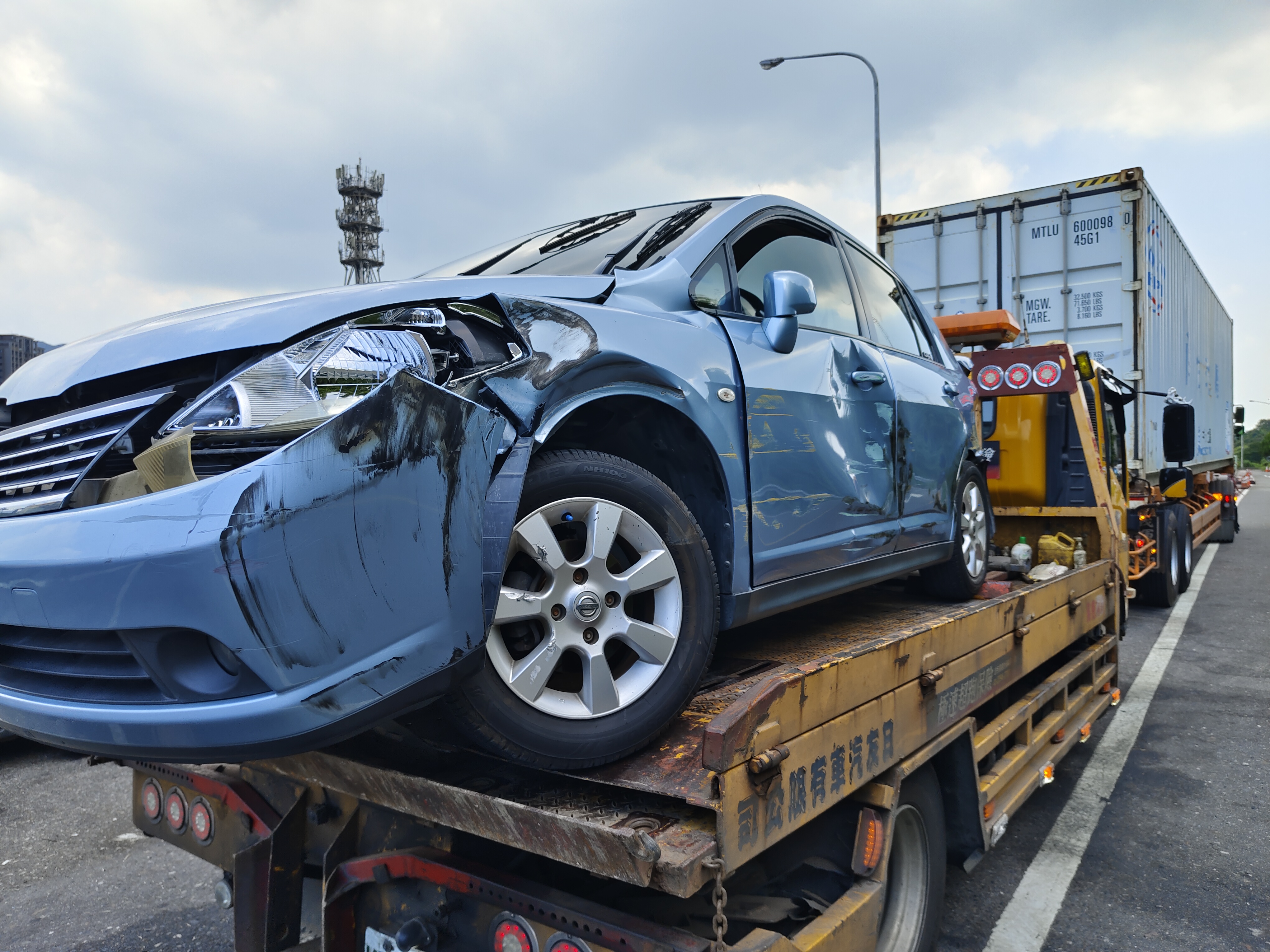 楊姓轎車車主在國道內湖段被變換車道不慎的聯結車撞上,車身多處嚴重毀損。翻攝畫面
