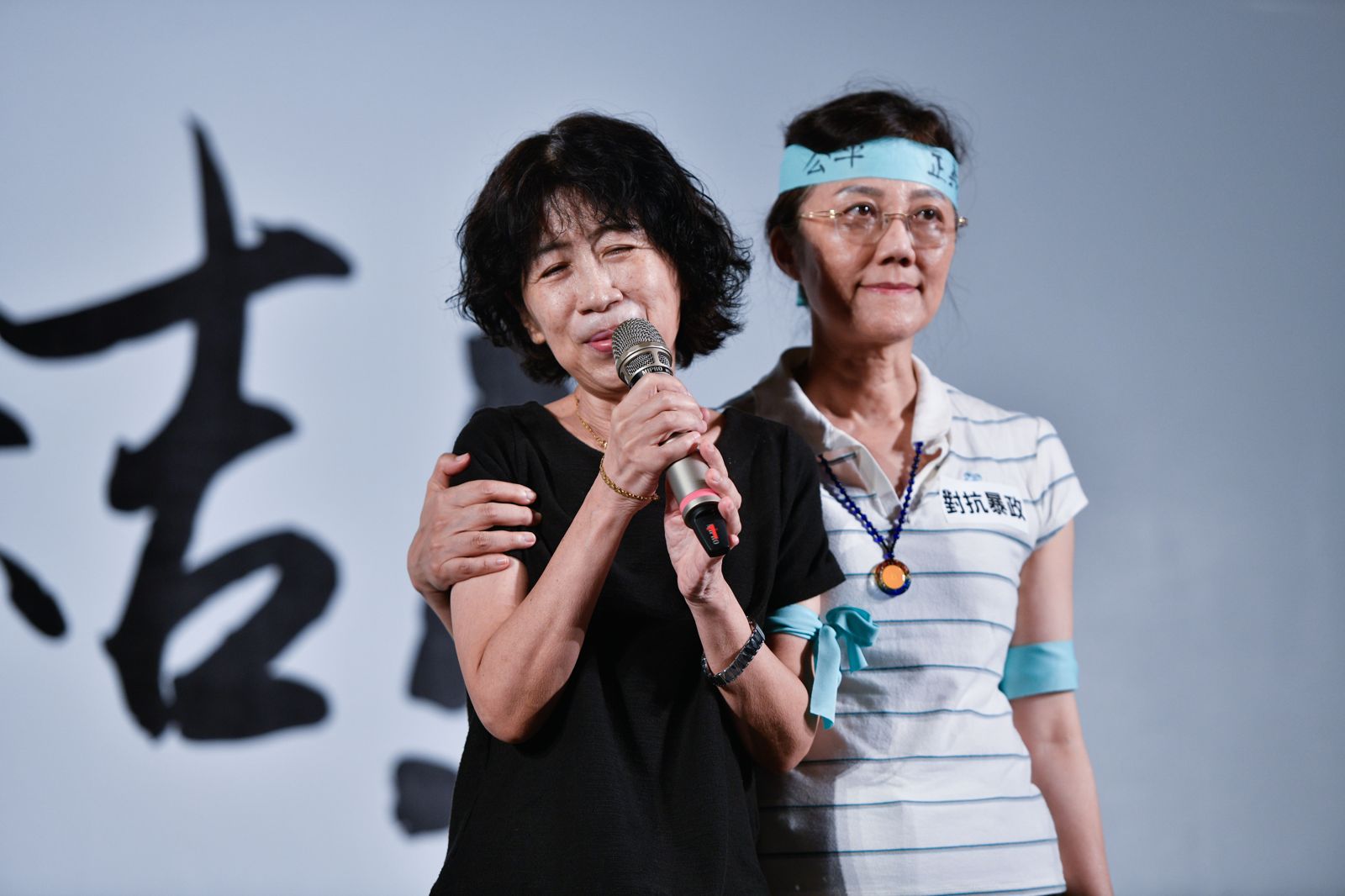 柯文哲胞妹柯美蘭(右)護「兄」心切,急著喊話支持者捐款柯文哲3000萬交保金。(本刊資料照)