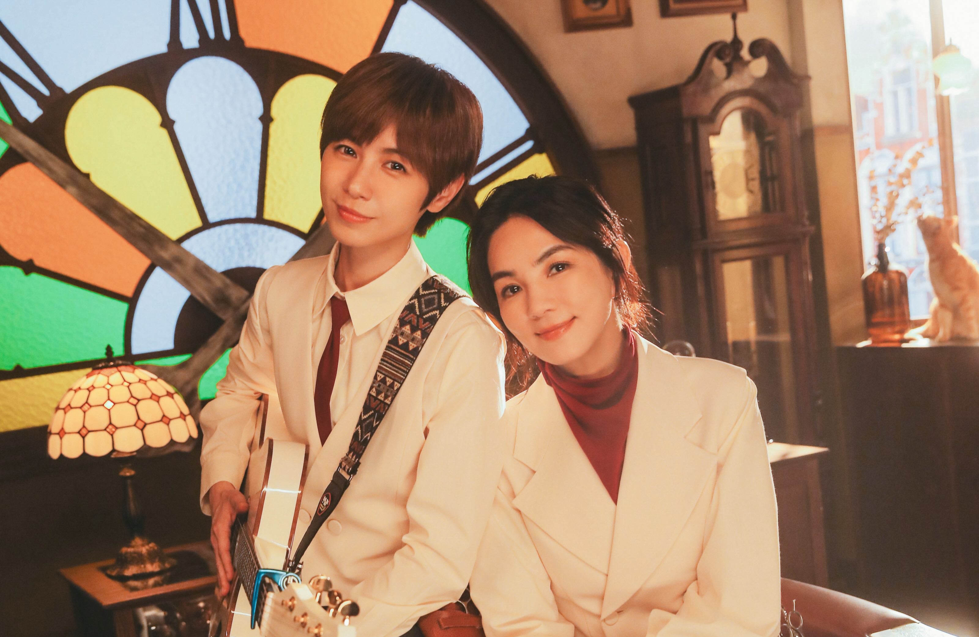 小魏魏嘉瑩與ELLA陳嘉樺首次音樂合作,共同演唱新劇《你好,我是接體員》原聲帶歌曲〈時光從不溫柔〉。(相映國際提供)