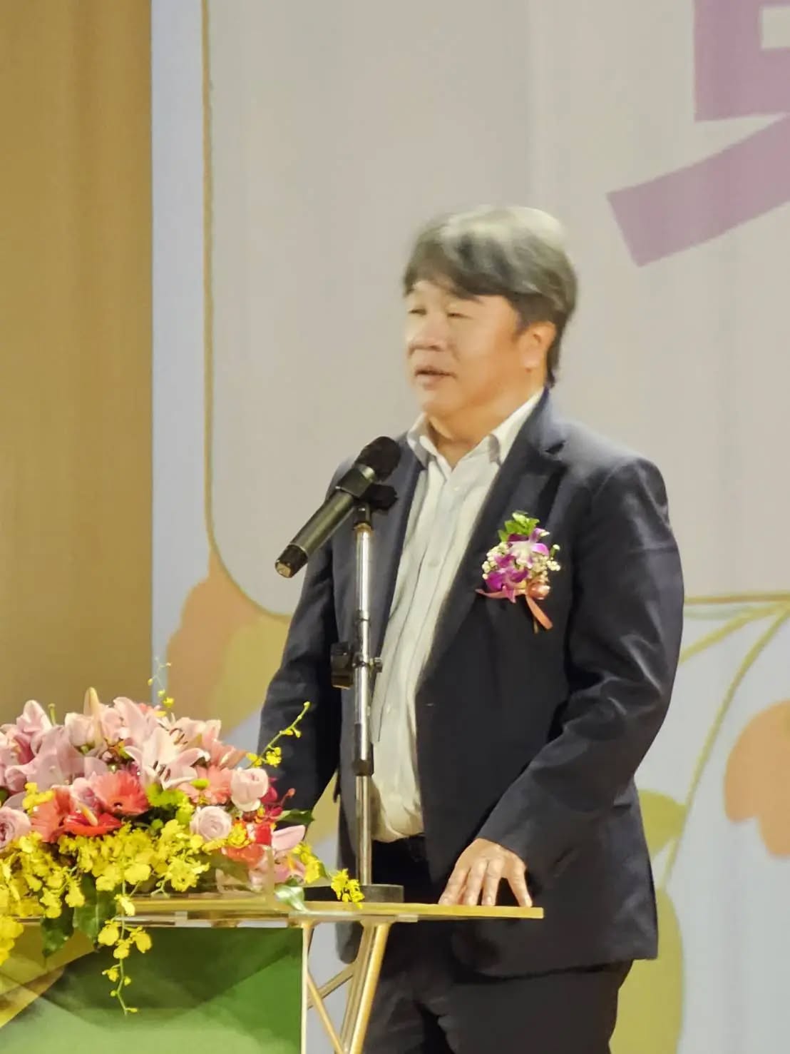 過去王必勝身形較圓潤（圖），他開始執行「無藥減重」後，目前血壓、心跳、血糖都保持正常的數值。（翻攝自王必勝臉書）