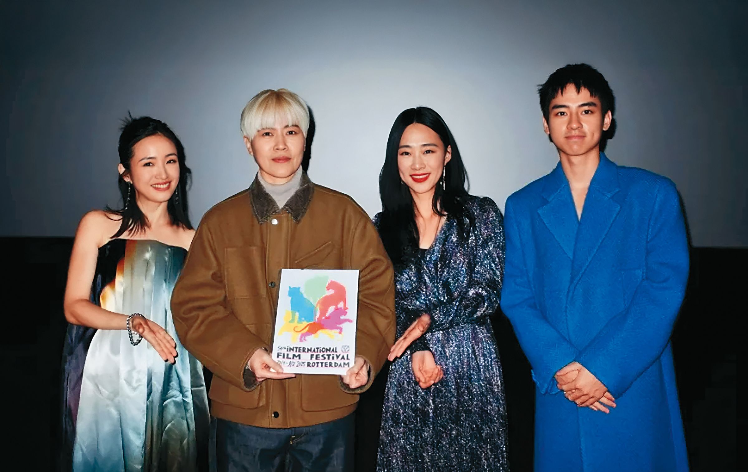 林依晨(左起)監製主演的電影《失明》入圍2025年「鹿特丹國際影展」主競賽單元,她和導演周美豫特地和主要演員吳可熙、劉敬飛往荷蘭。(周子娛樂提供)