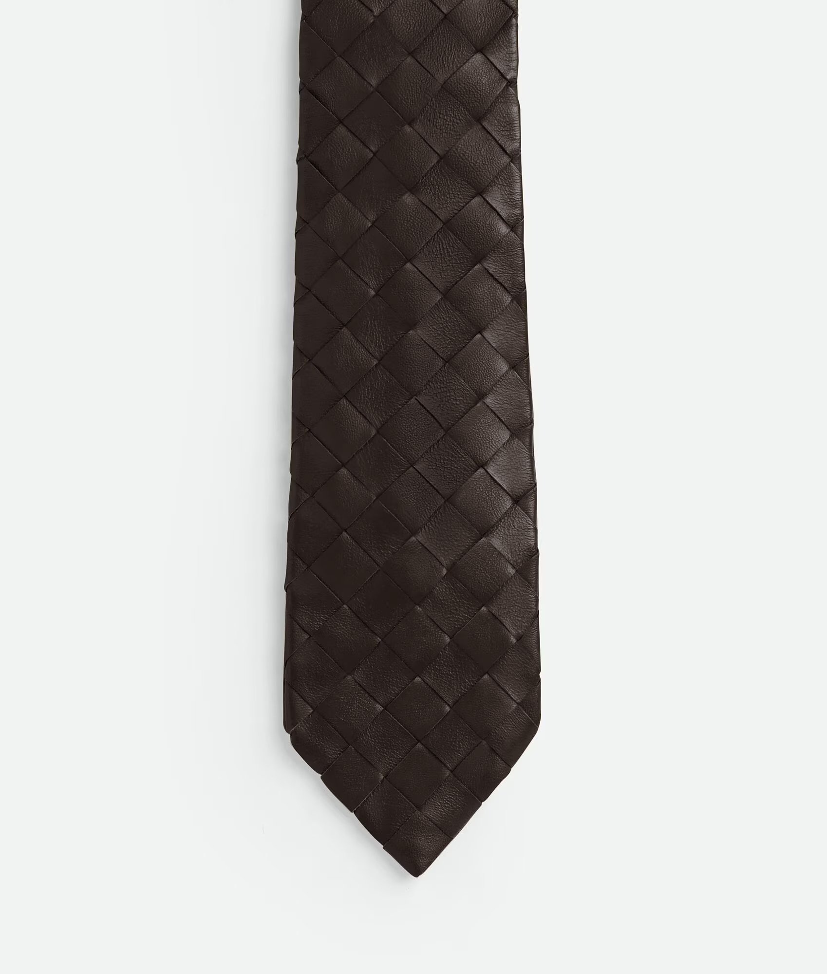 Intrecciato經典編織皮革領帶。NT$34,100(BOTTEGA VENETA提供)