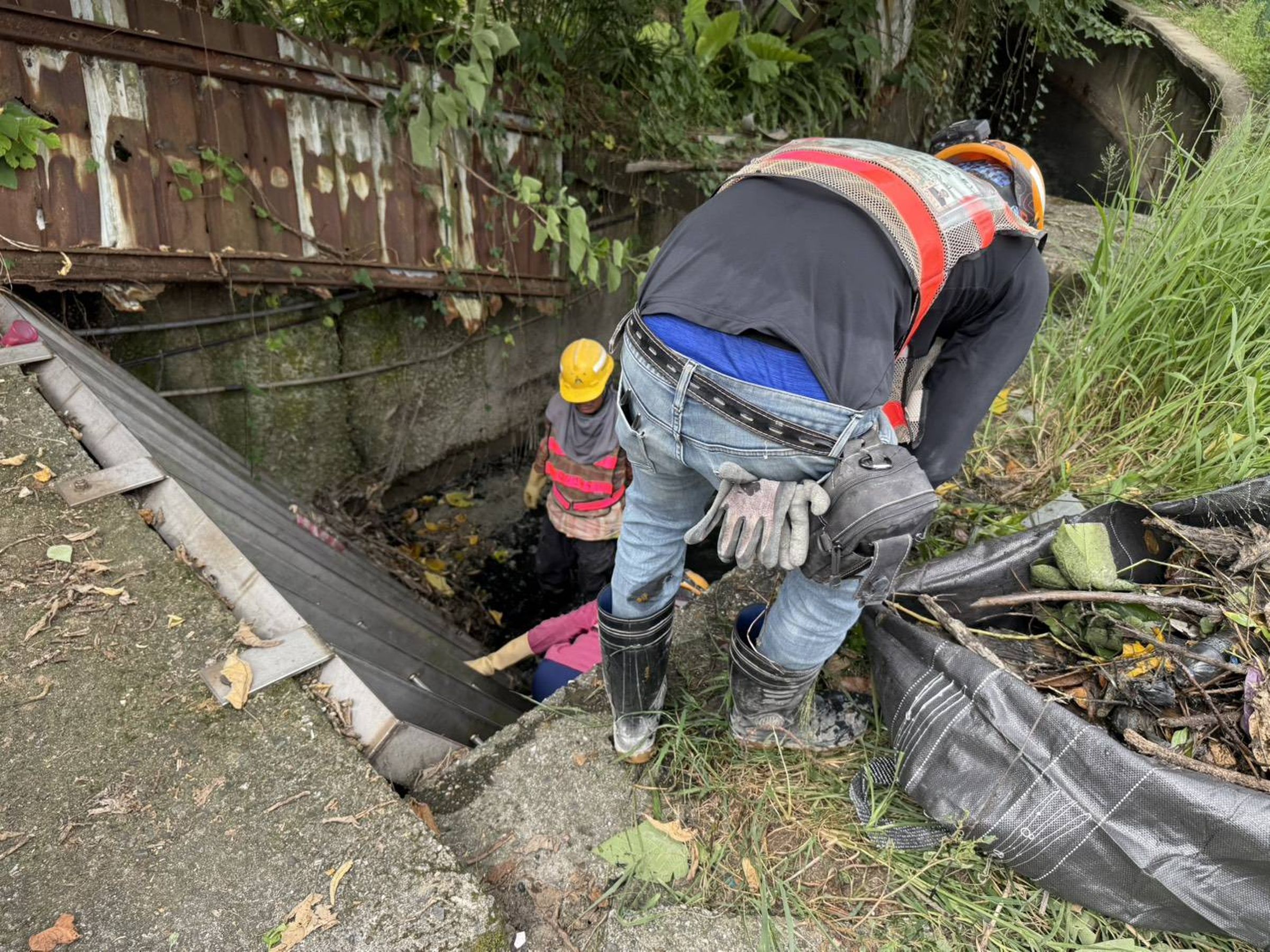 皇昌營造協助新北市中和區嘉慶里連城路518巷大排水溝清理。（翻攝畫面）
