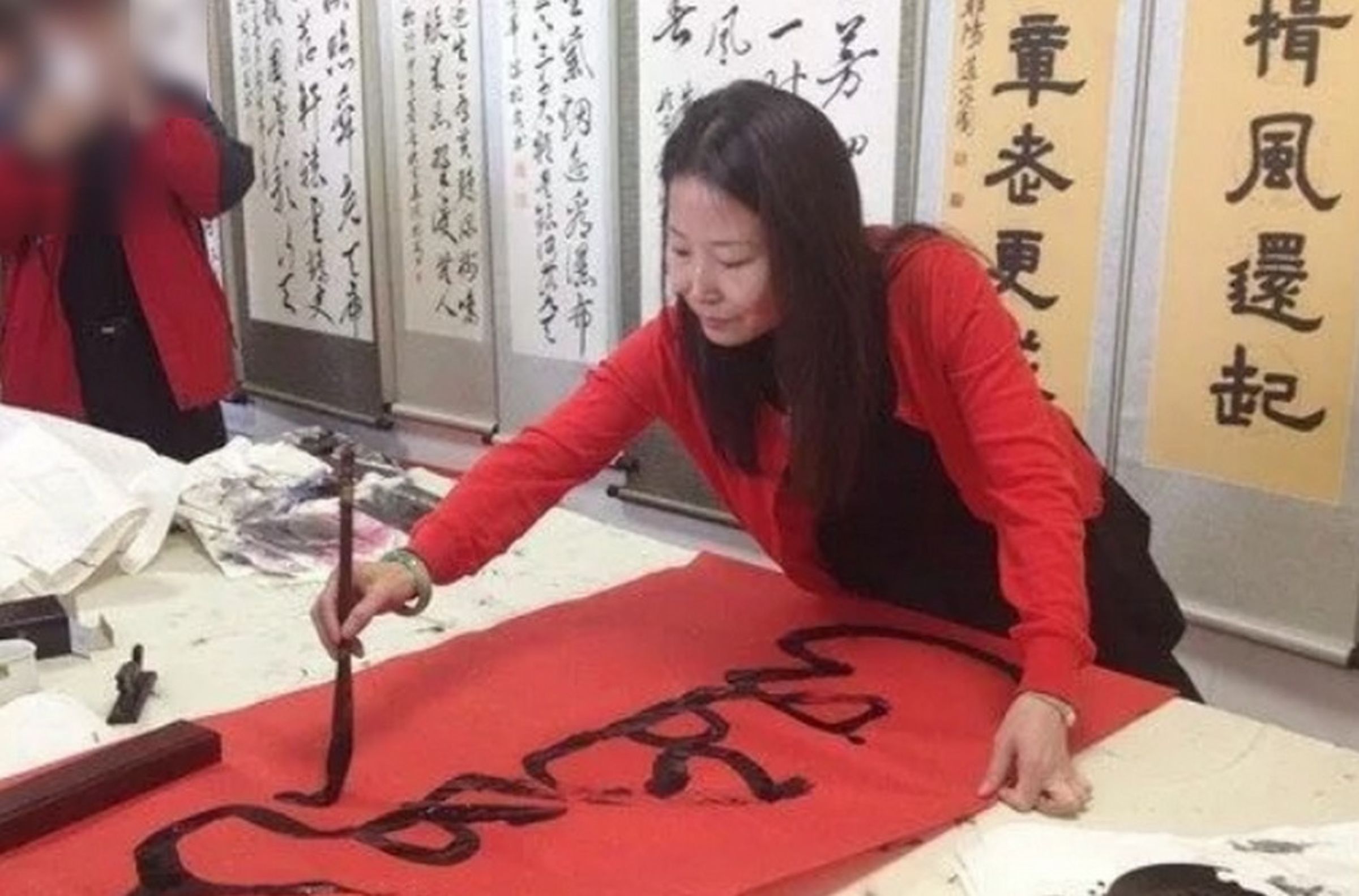葉赫那拉姝宏平日喜歡揮毫，身上散發皇室那種渾然天成的貴氣。（翻攝微博）