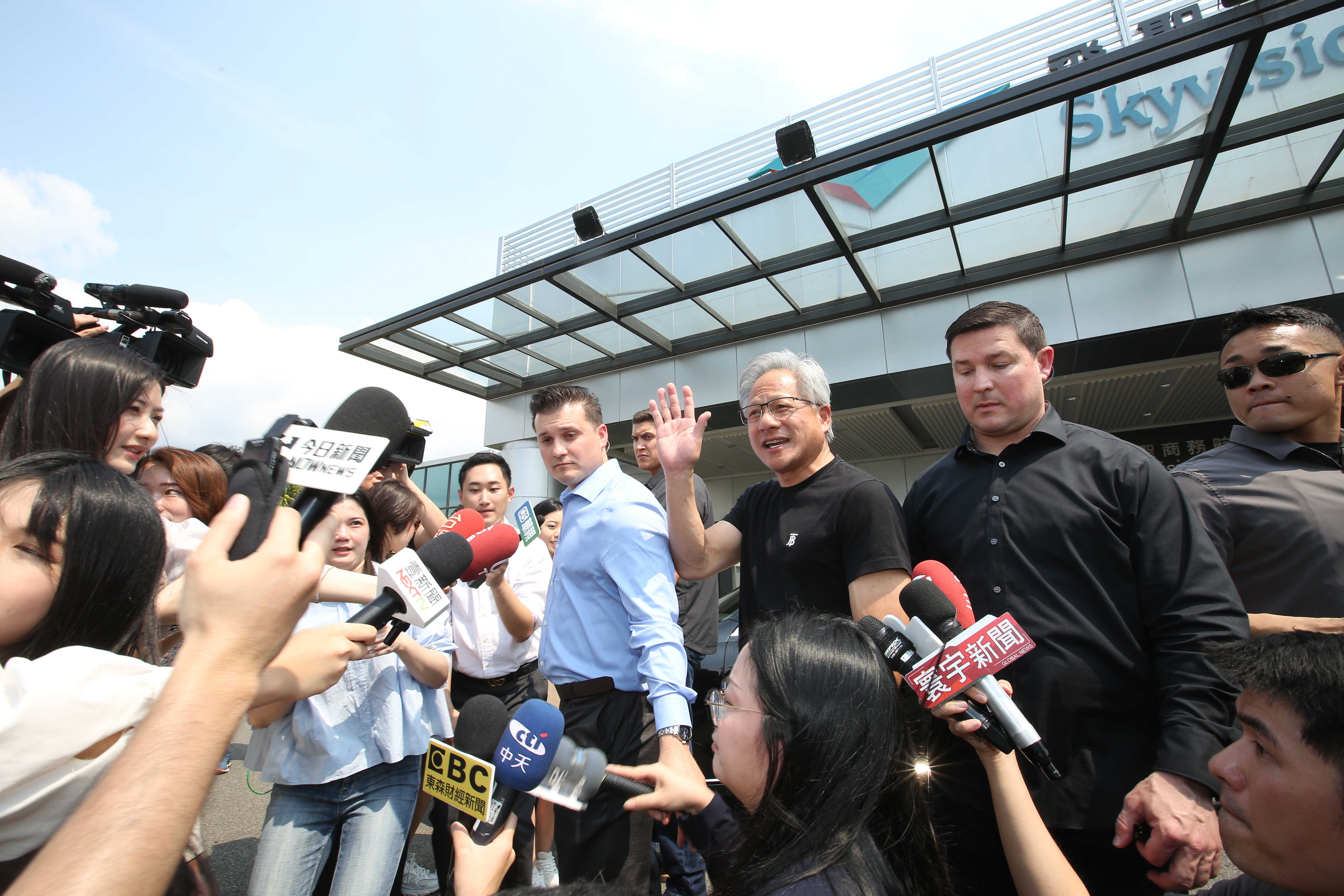 黃仁勳16日搭乘私人專機抵台，所到之處皆引起旋風。（鏡報新聞網提供）