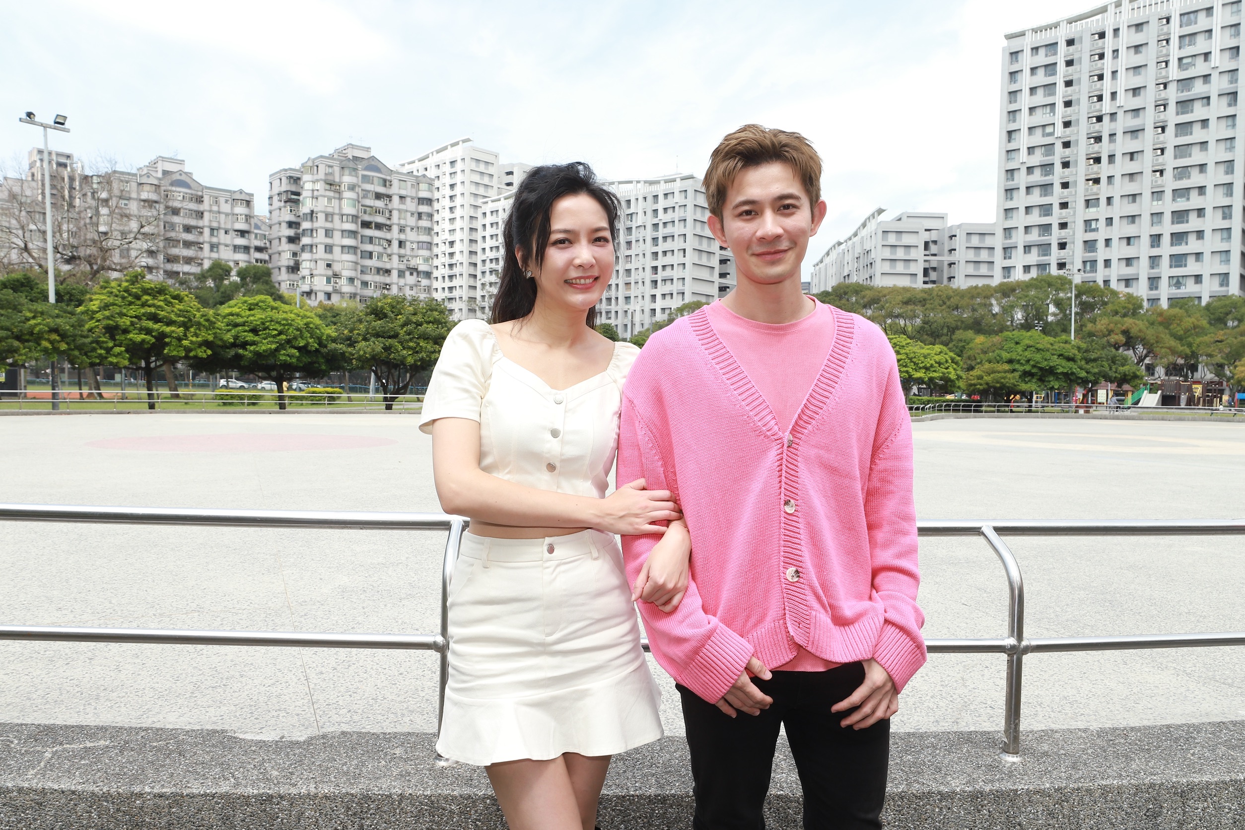 何蓓蓓跟曾子益在《好運來》飾演姐弟戀。（民視提供）