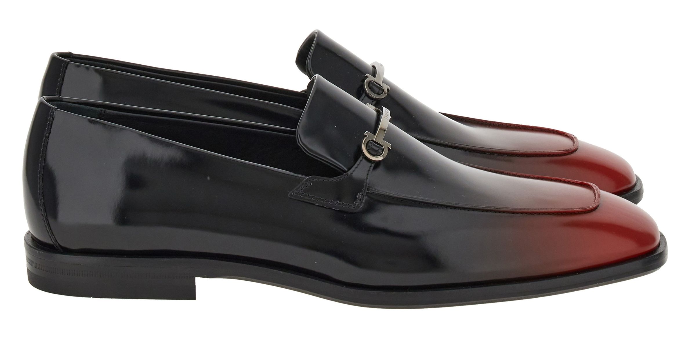 黑紅漸層Gancini扣飾樂福鞋。NT$39,900（FERRAGAMO提供）