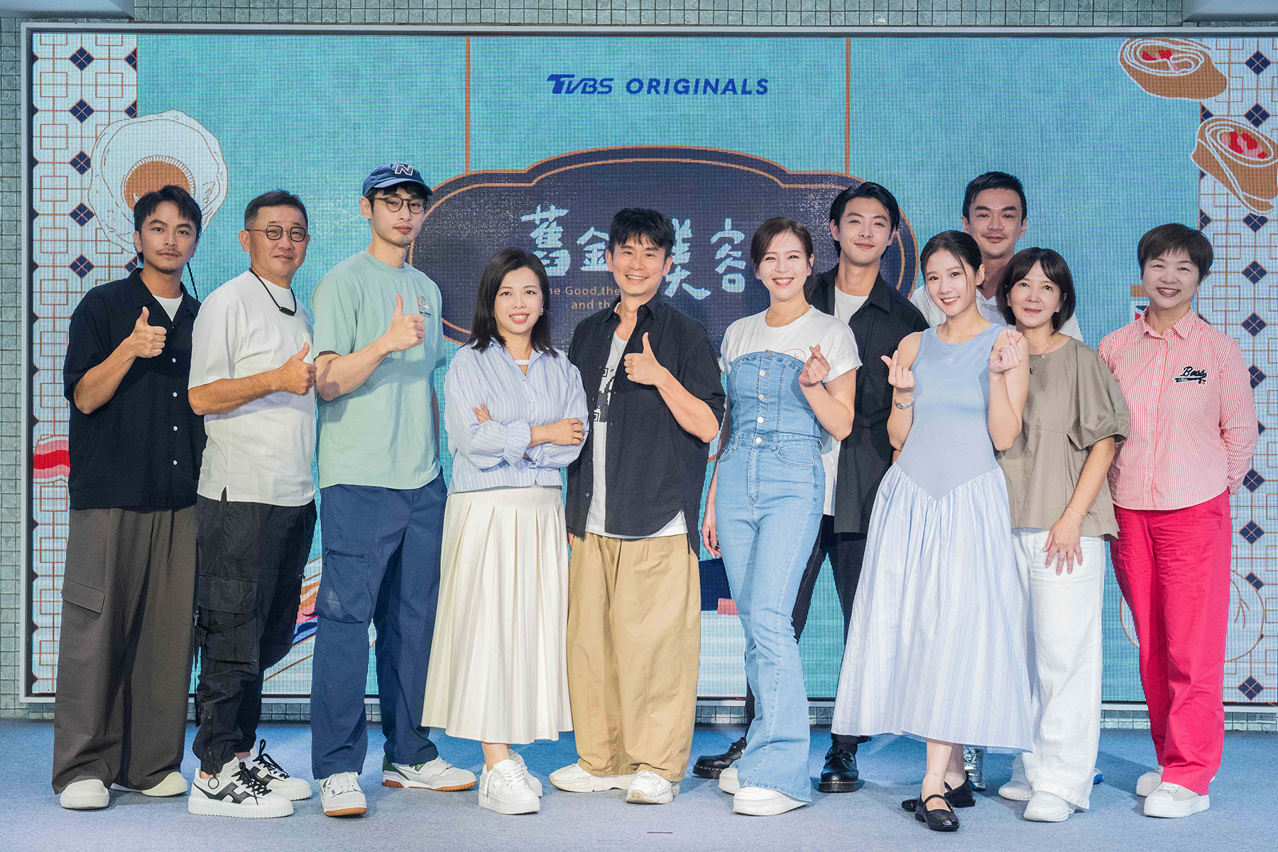 楊銘威(左起)、TVBS副總經理 郝孝祖、章廣辰、TVBS總經理 劉文硯、導演 杜政哲、劉品言、連晨翔、方志友、執行製作人劉文嬌、TVBS業務部協理 蔡秀瓊、(右後)製作人 戴天易。(TVBS提供)