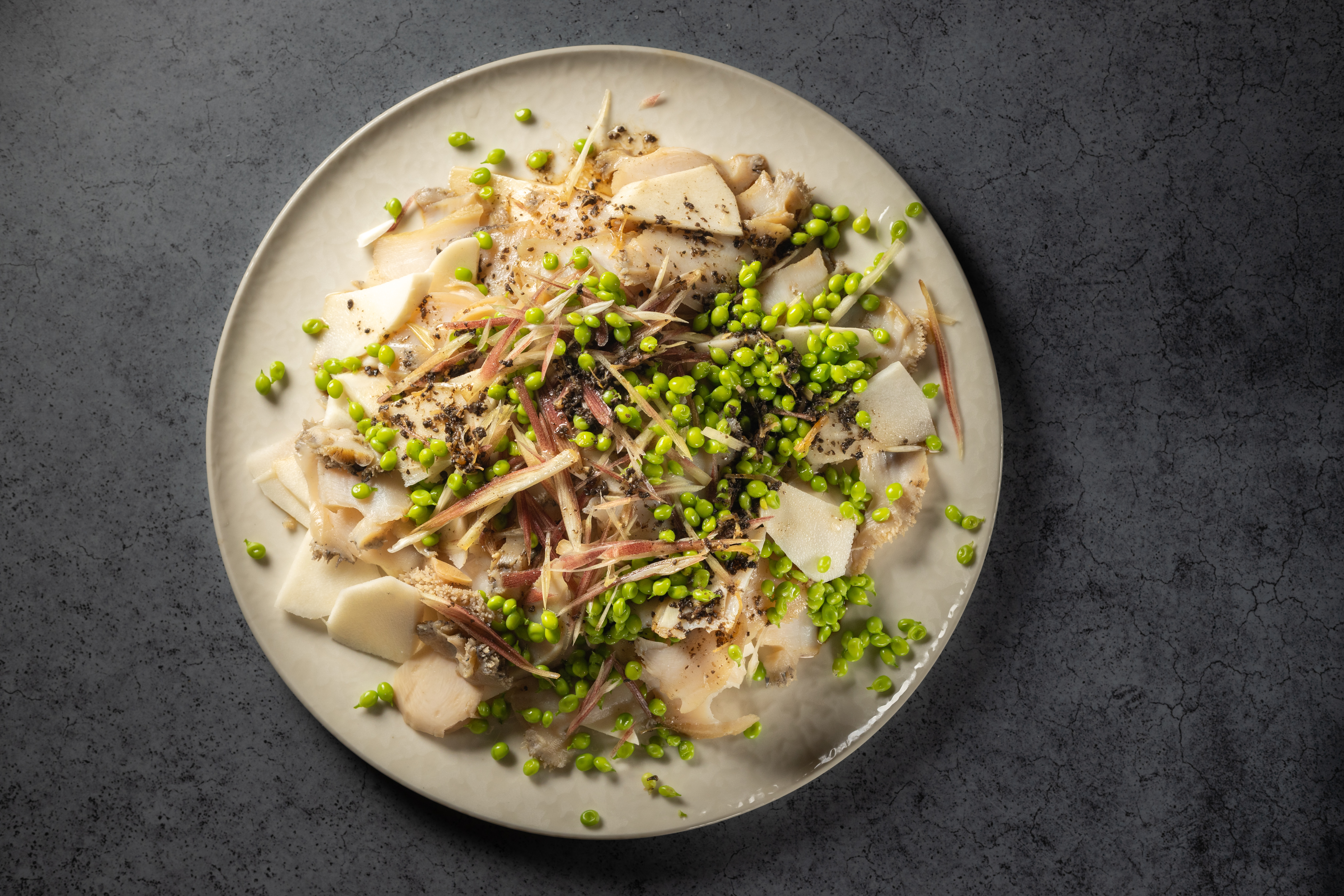 口味清爽的「滷鮑魚涼筍豌豆茗荷鮮拌松露汁春盤」。