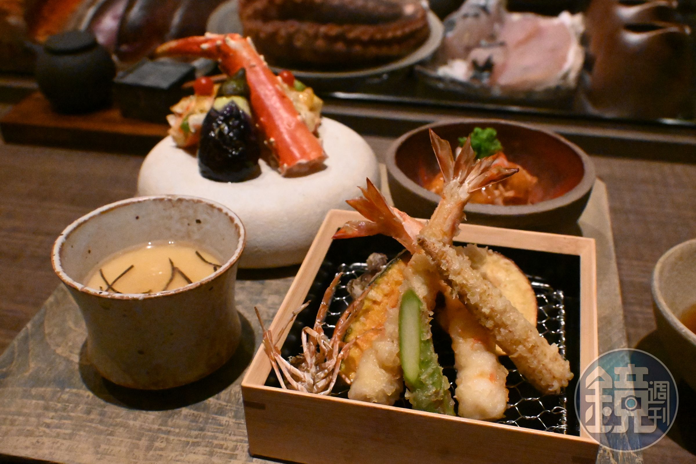 湯本主廚出身天婦羅名門，炸海老與炸野菜口感酥脆不油膩。（日幣25,000元／套餐菜色，約NT$4,738）