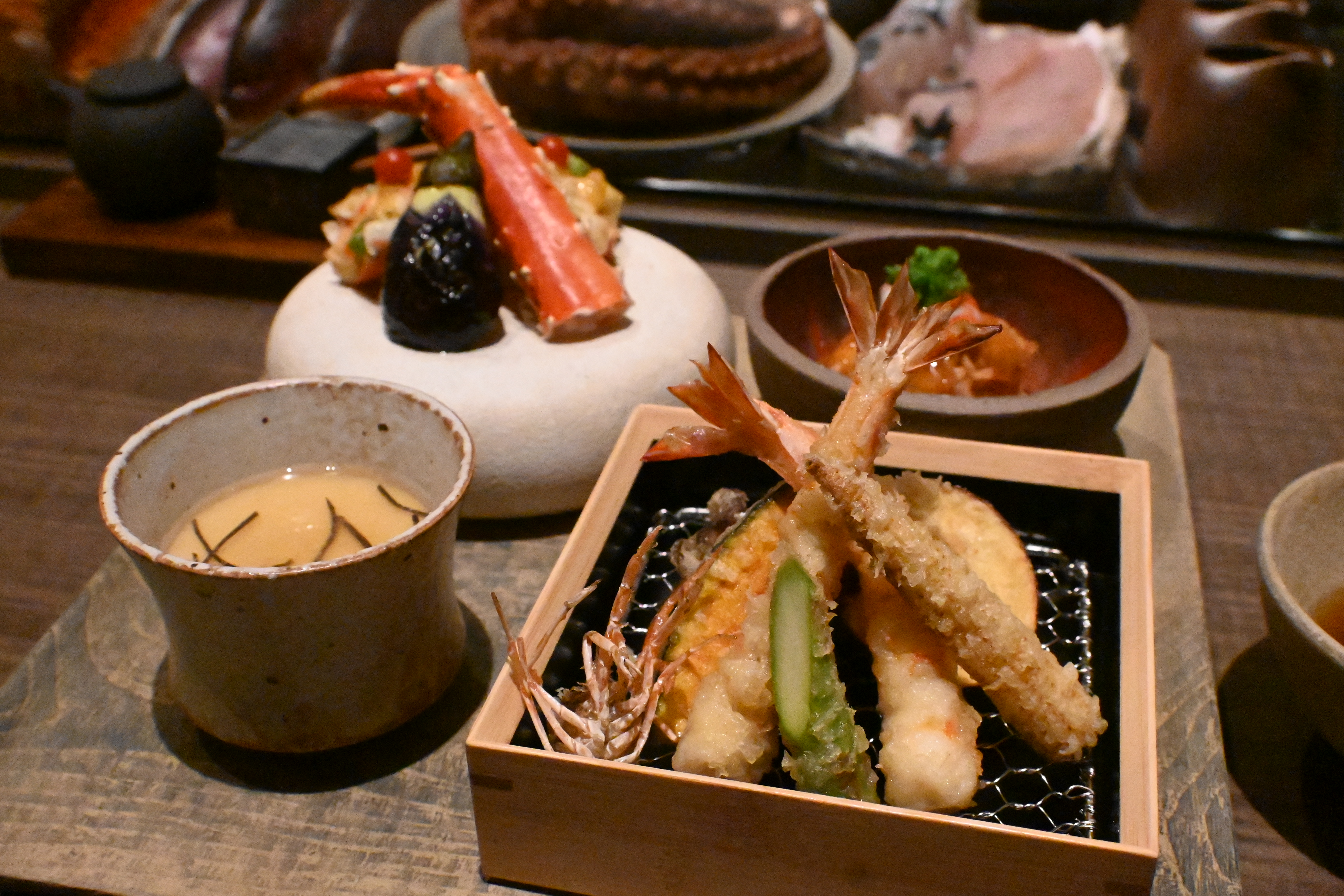 湯本主廚出身天婦羅名門，炸海老與炸野菜口感酥脆不油膩。（日幣25,000元／套餐菜色，約NT$4,738）