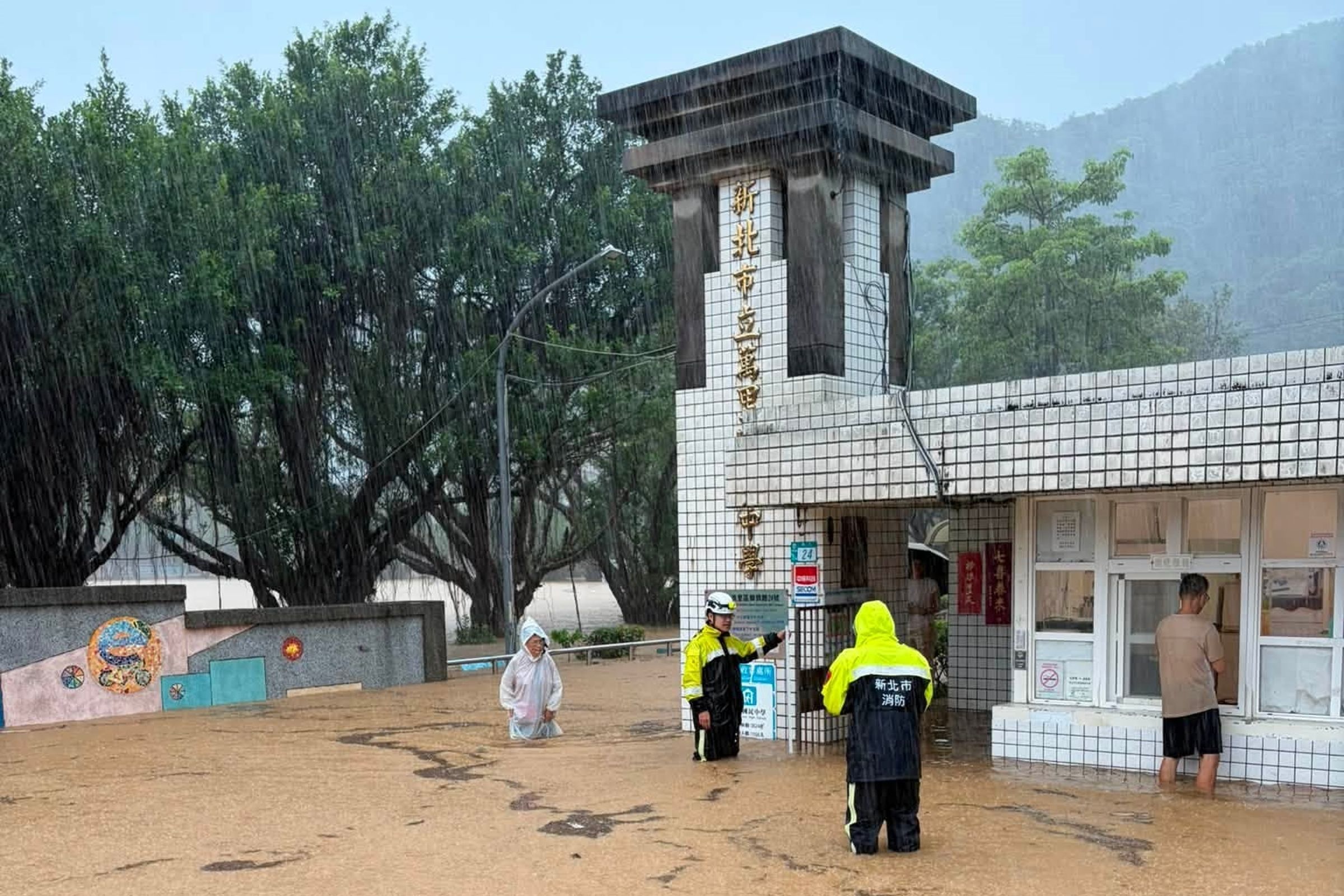 受颱風外圍環流與低壓帶雙重夾擊，新北市北海岸及東側地區今降下致災性豪雨。（翻攝自新北市立萬里國民中學臉書）