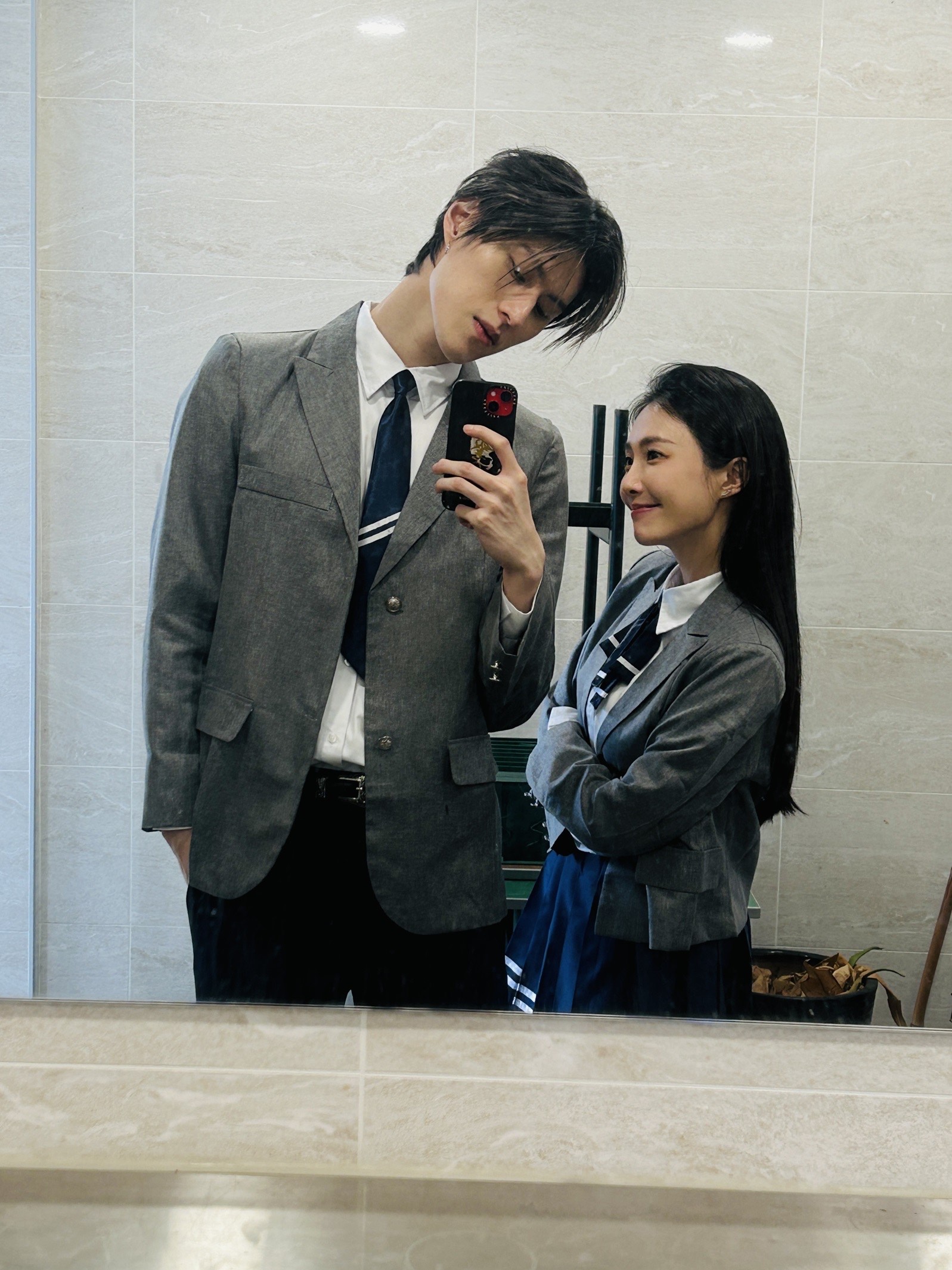 〈只欠一句我愛你〉MV，邀來鄔又曦、成晞參與演出。（馬槽音樂提供）