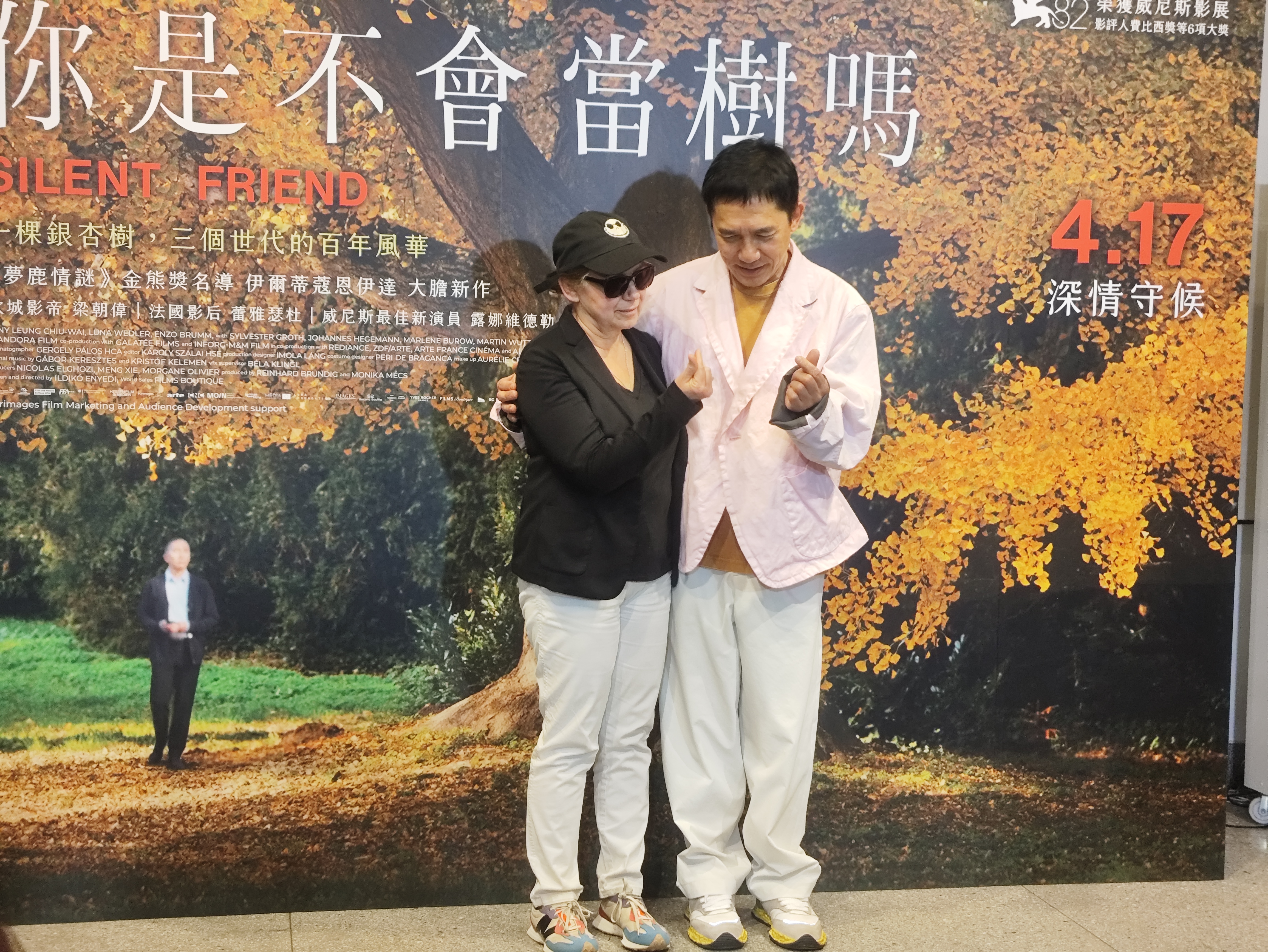 梁朝偉非常親切隨和,媒體請他比心拍照也馬上應允,還教導演怎麼比。