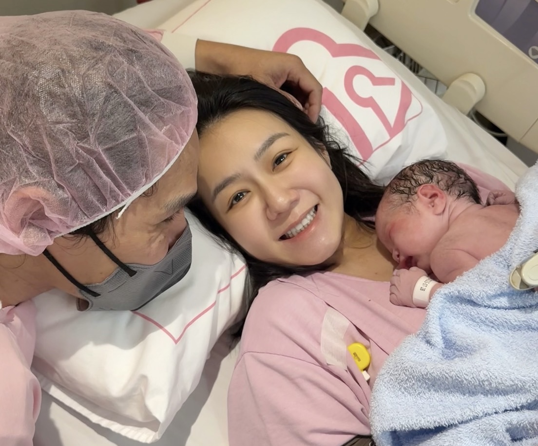 李又汝迎來愛女「小藍莓」報到！第一胎自然產8.5小時。民視
