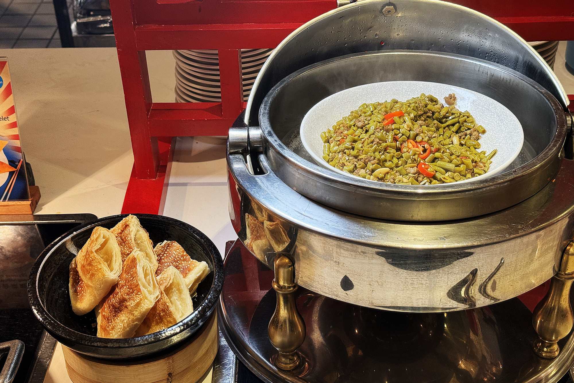 餐台上供應著酸豆角包燒餅。