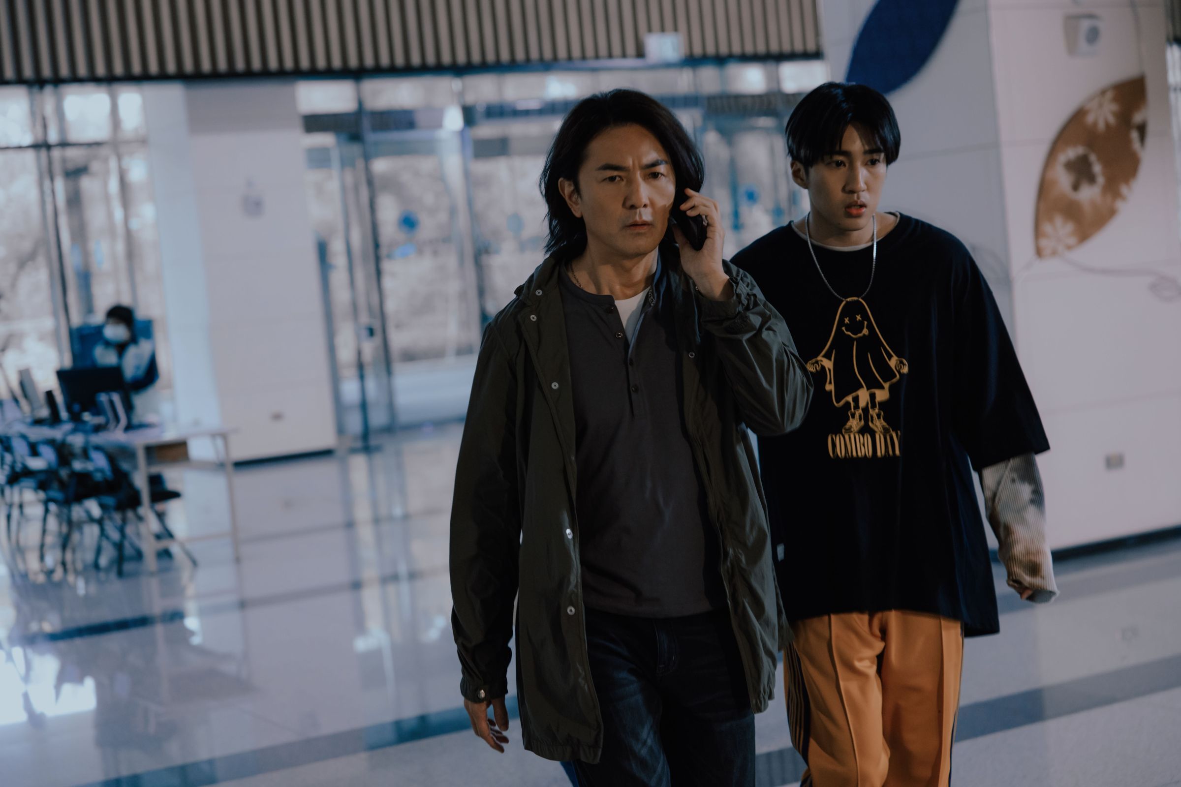 鄭伊健久違出演影集!與婁峻碩雙生代男神合作辦案,化身「 獨行破案警探」及「百萬流量網紅」。