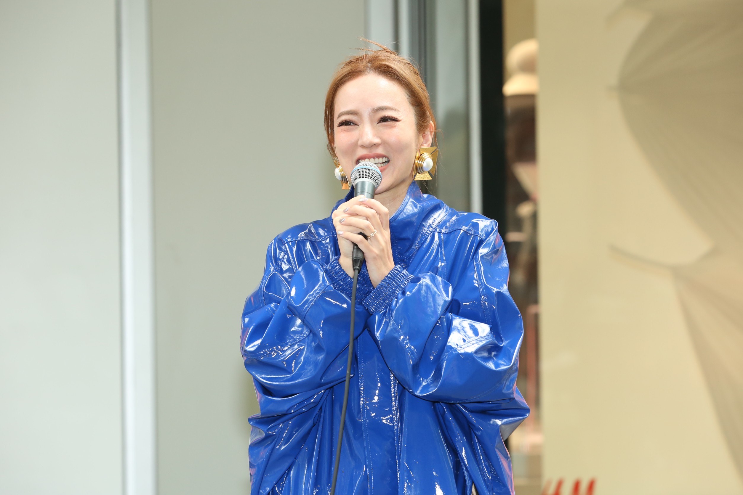 高宇蓁在信義區街頭進行街頭藝人挑戰，演唱新歌〈微微一笑的你很美〉。